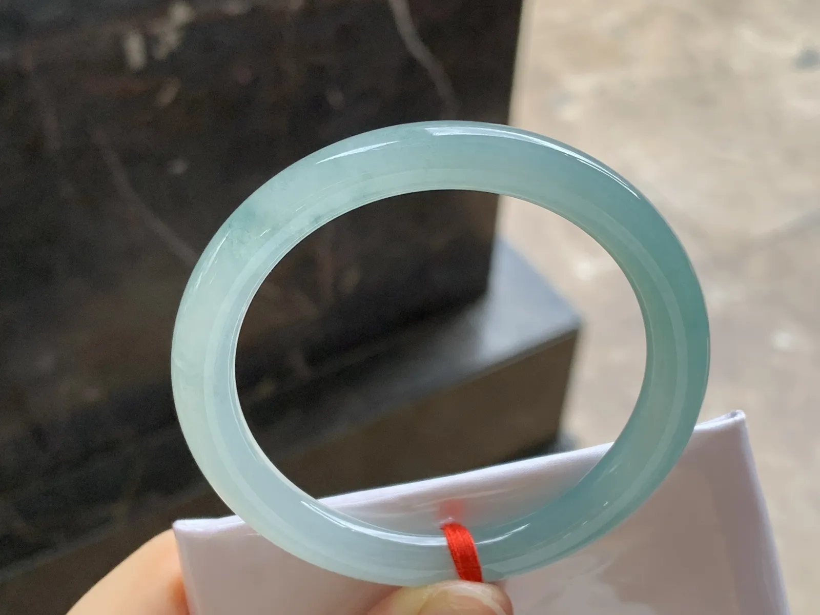 蓝水圆条手镯
尺寸：53.2-7.6-8mm
种水好 干净清秀
