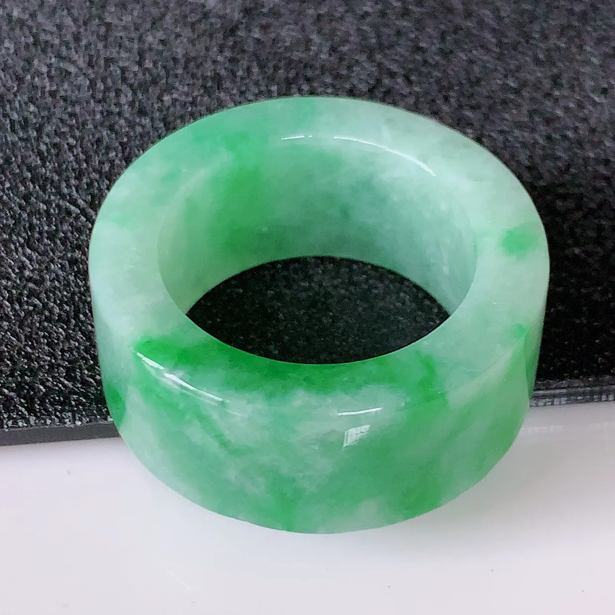 自然光实拍，20.6mm内径飘绿翡翠扳指，冰润指环，玉扳指，财源滚滚，玉质细腻起胶，25圈口，种水好！#05.28尺寸20.6-12-4.5mm