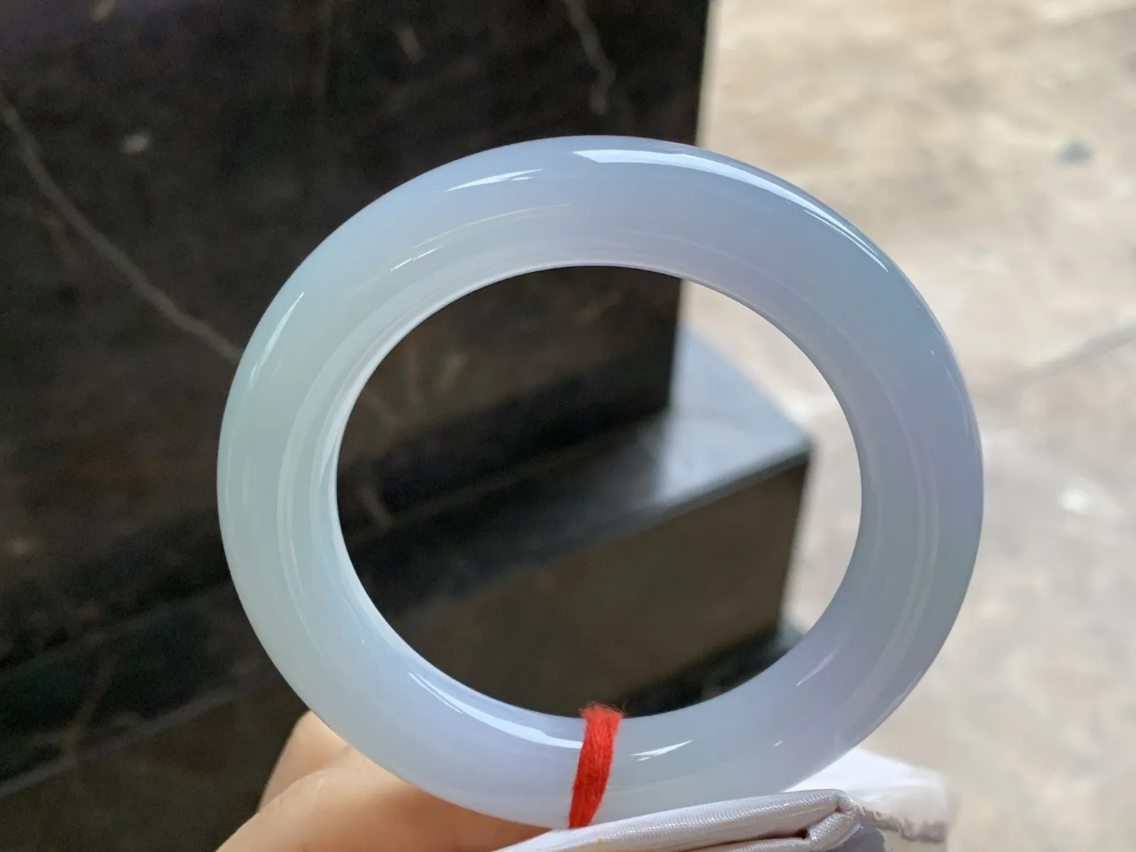 细糯圆条手镯
尺寸：57-12.6mm
种水好 肉质细腻干净
