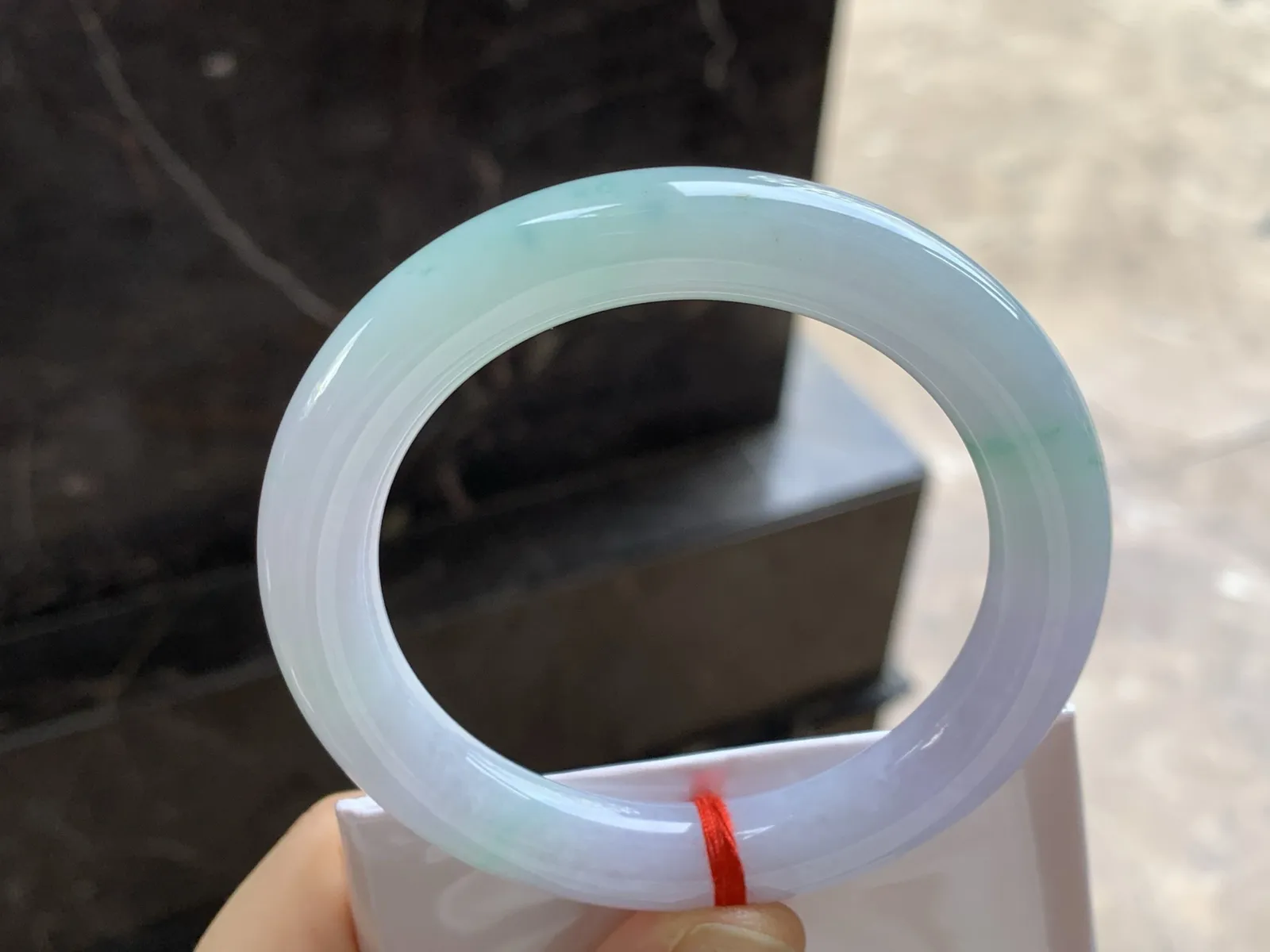 细糯种淡春彩圆条手镯
尺寸：56-10.8mm
肉质细腻干净～小清新