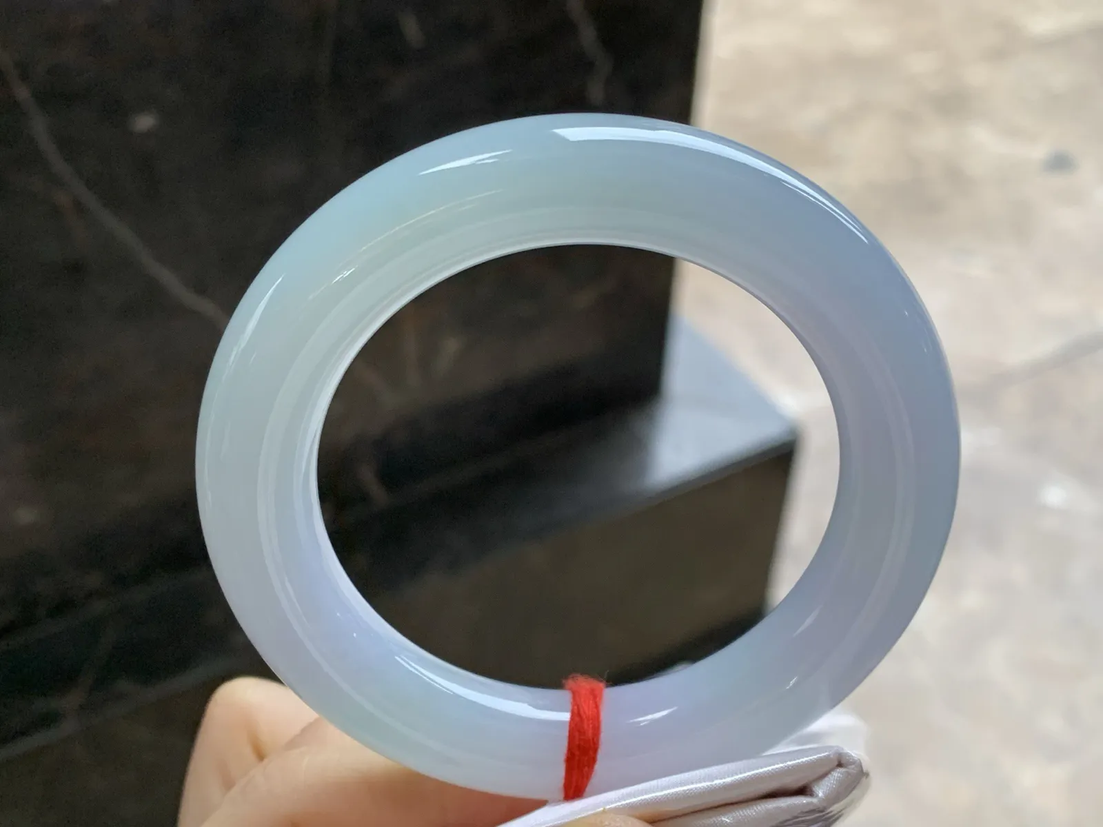 细糯圆条手镯
尺寸：57-12.6mm
种水好 肉质细腻干净