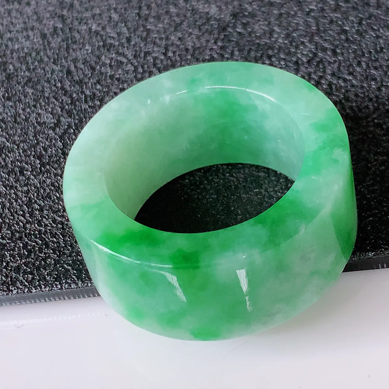 自然光实拍，20.6mm内径飘绿翡翠扳指，冰润指环，玉扳指，财源滚滚，玉质细腻起胶，25圈口，种水好！#05.28尺寸20.6-12-4.5mm