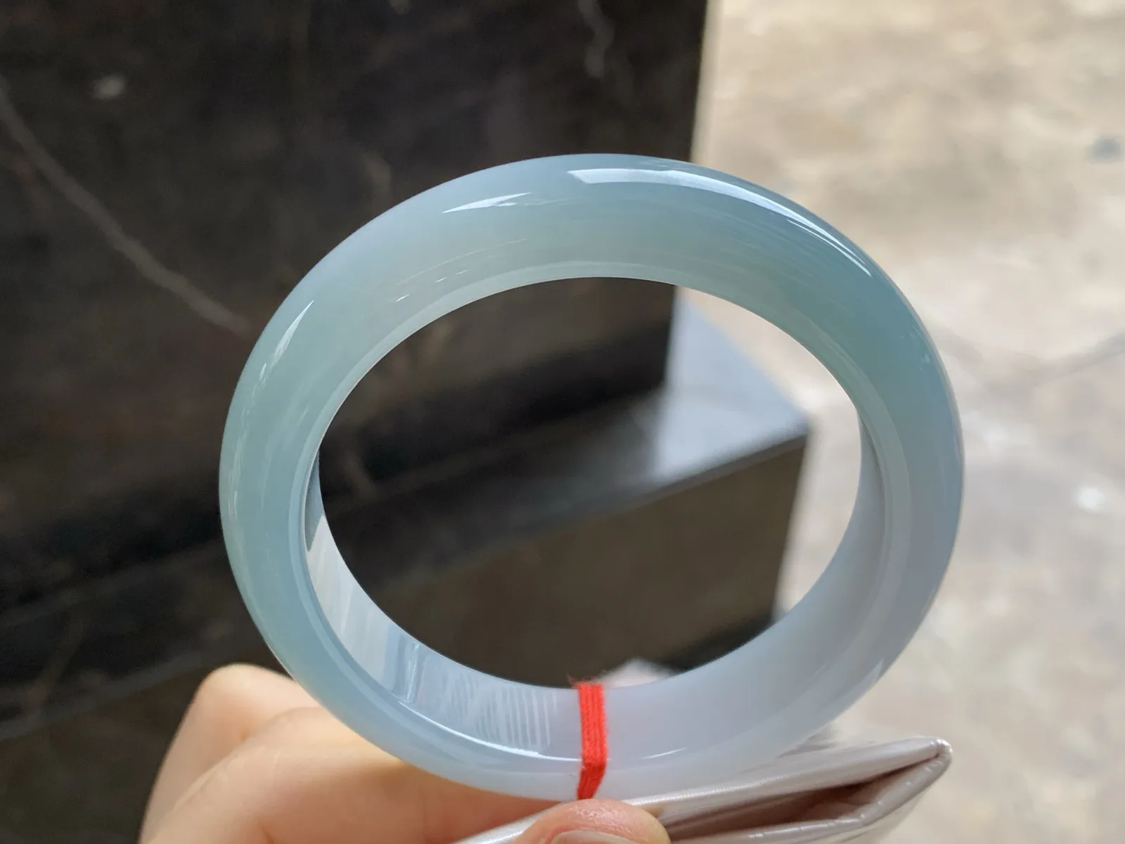糯冰种蓝水手镯
尺寸：55.7-13-8.8mm
底子细腻干净～种好