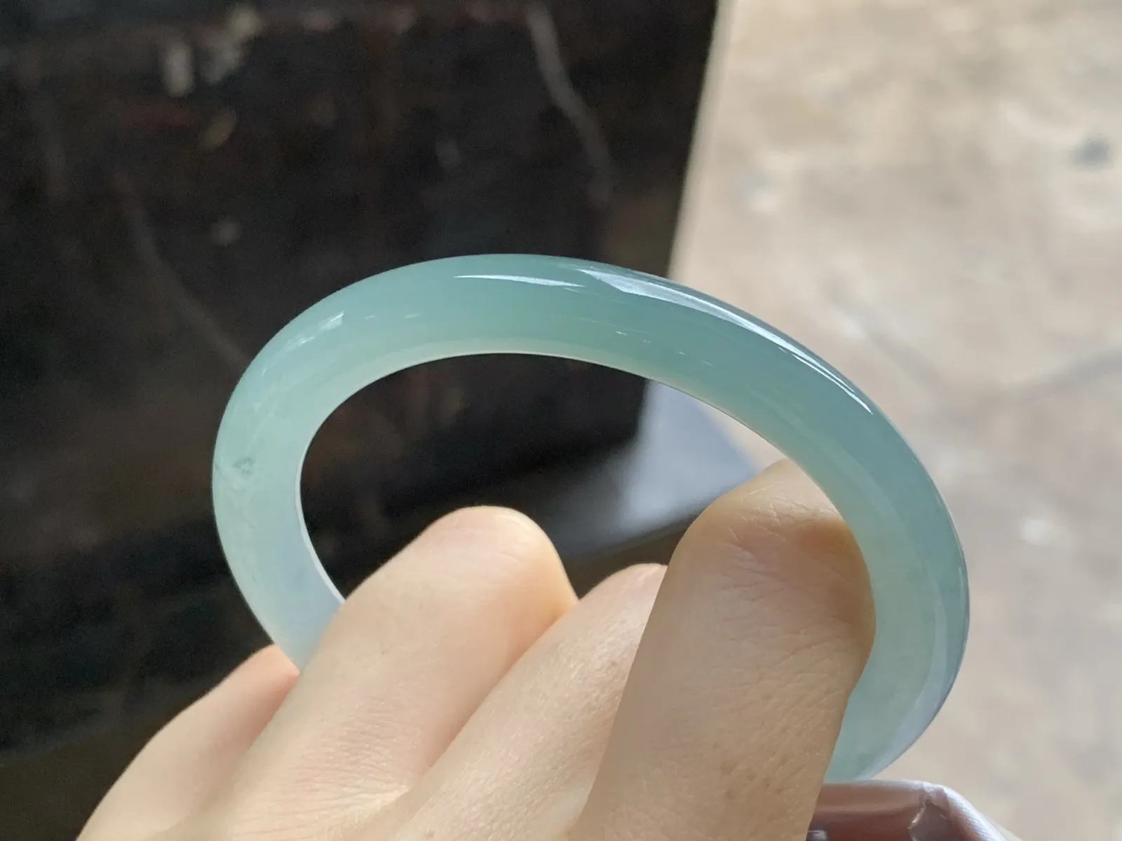 蓝水圆条手镯
尺寸：53.2-7.6-8mm
种水好 干净清秀