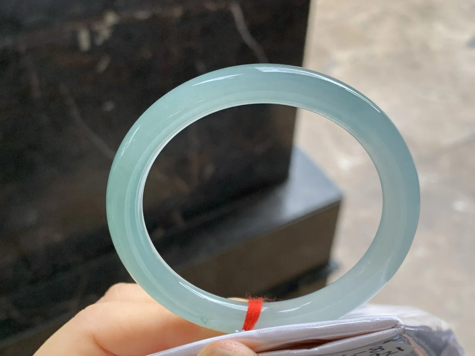 蓝水圆条手镯
尺寸：53.2-7.6-8mm
种水好 干净清秀