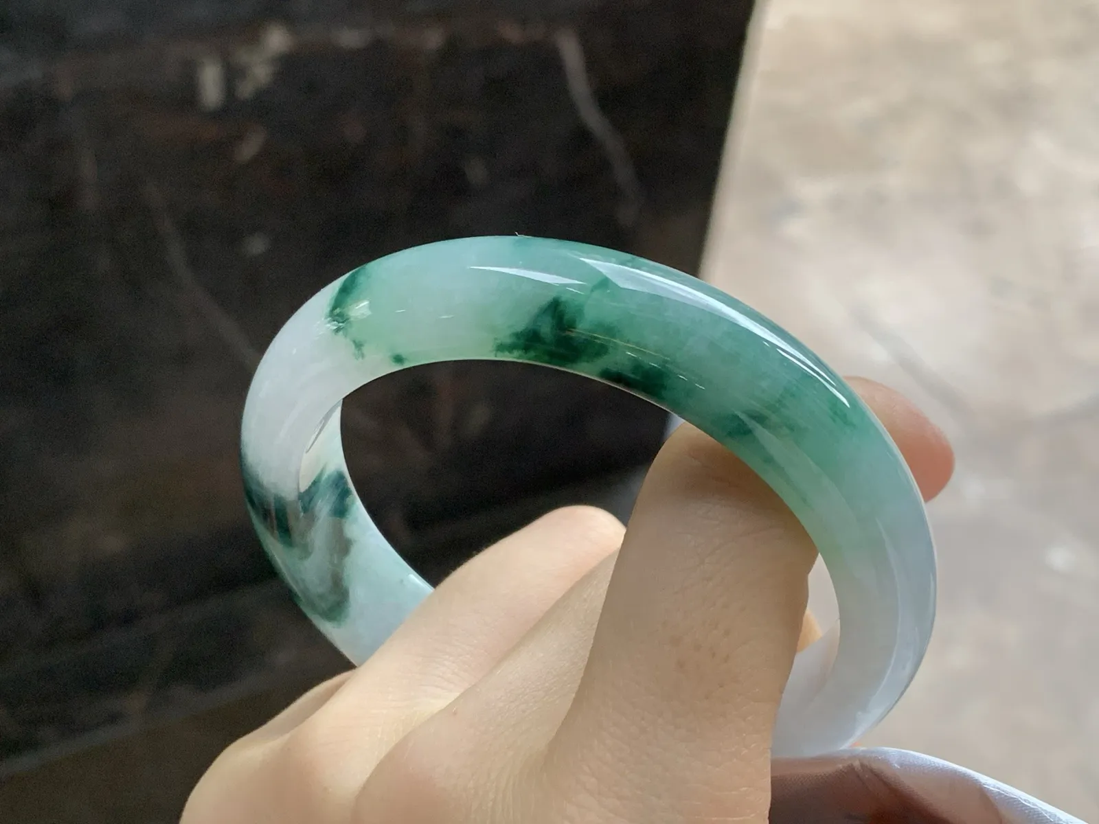 飘绿花手镯
尺寸：56.8-13-8.3mm
肉质细腻干净～飘花点缀