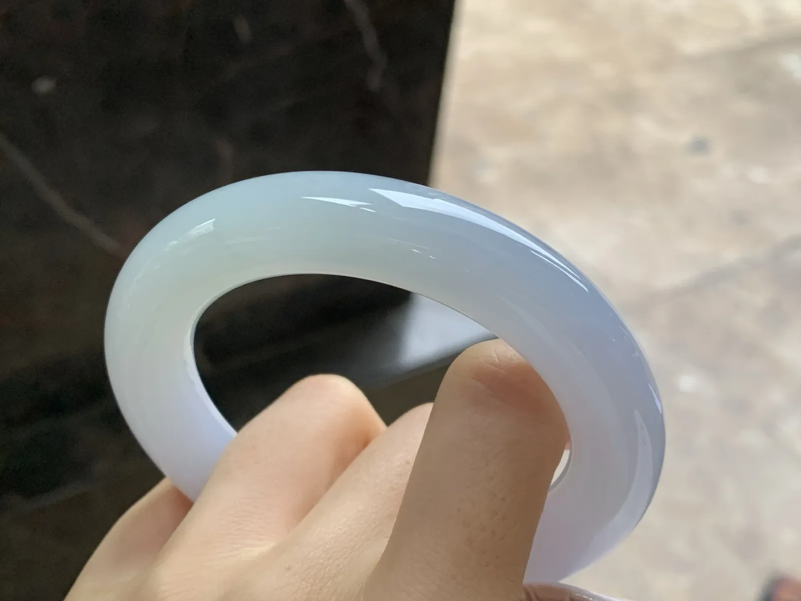 细糯圆条手镯
尺寸：57-12.6mm
种水好 肉质细腻干净