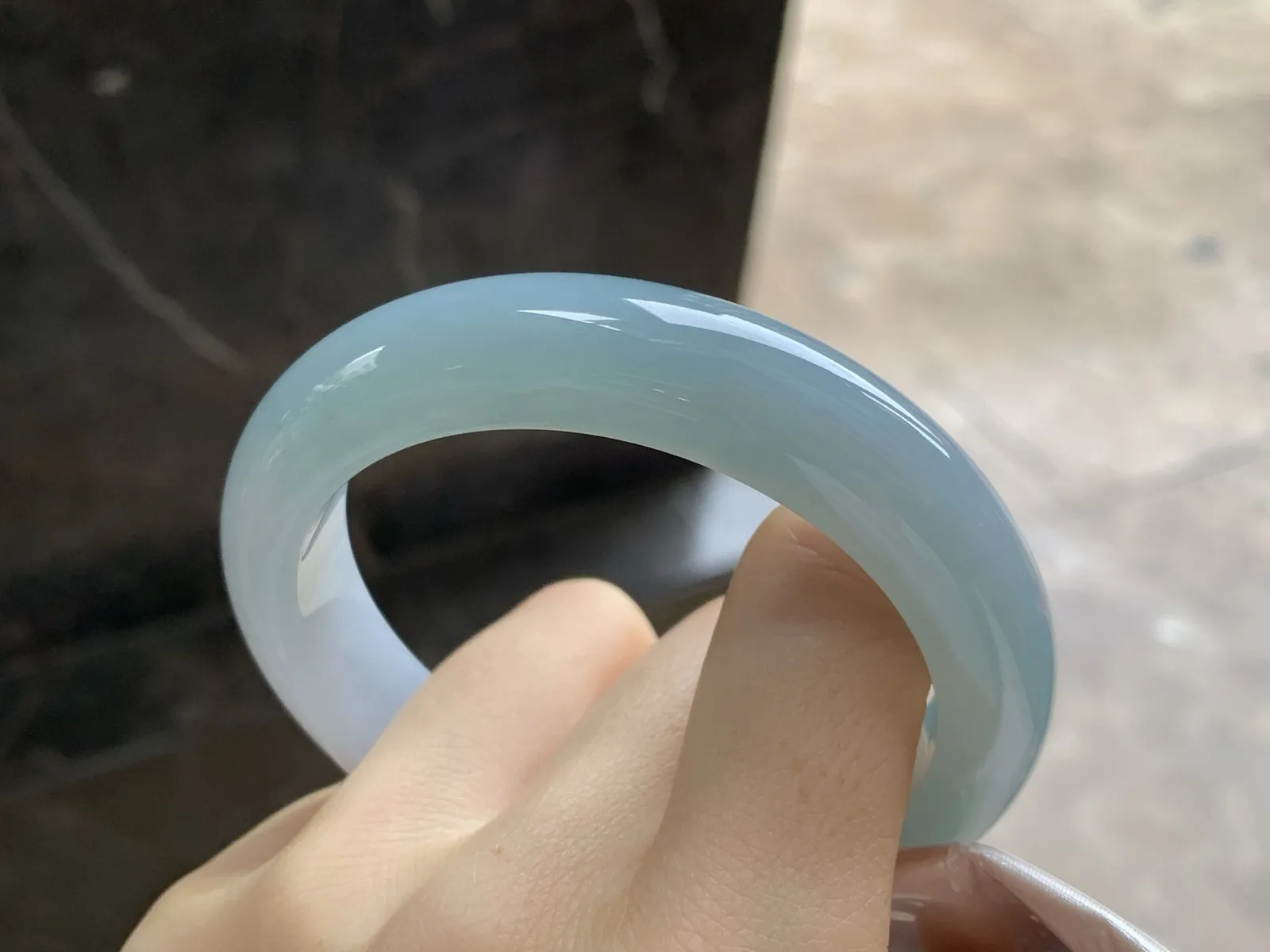 糯冰种蓝水手镯
尺寸：55.7-13-8.8mm
底子细腻干净～种好