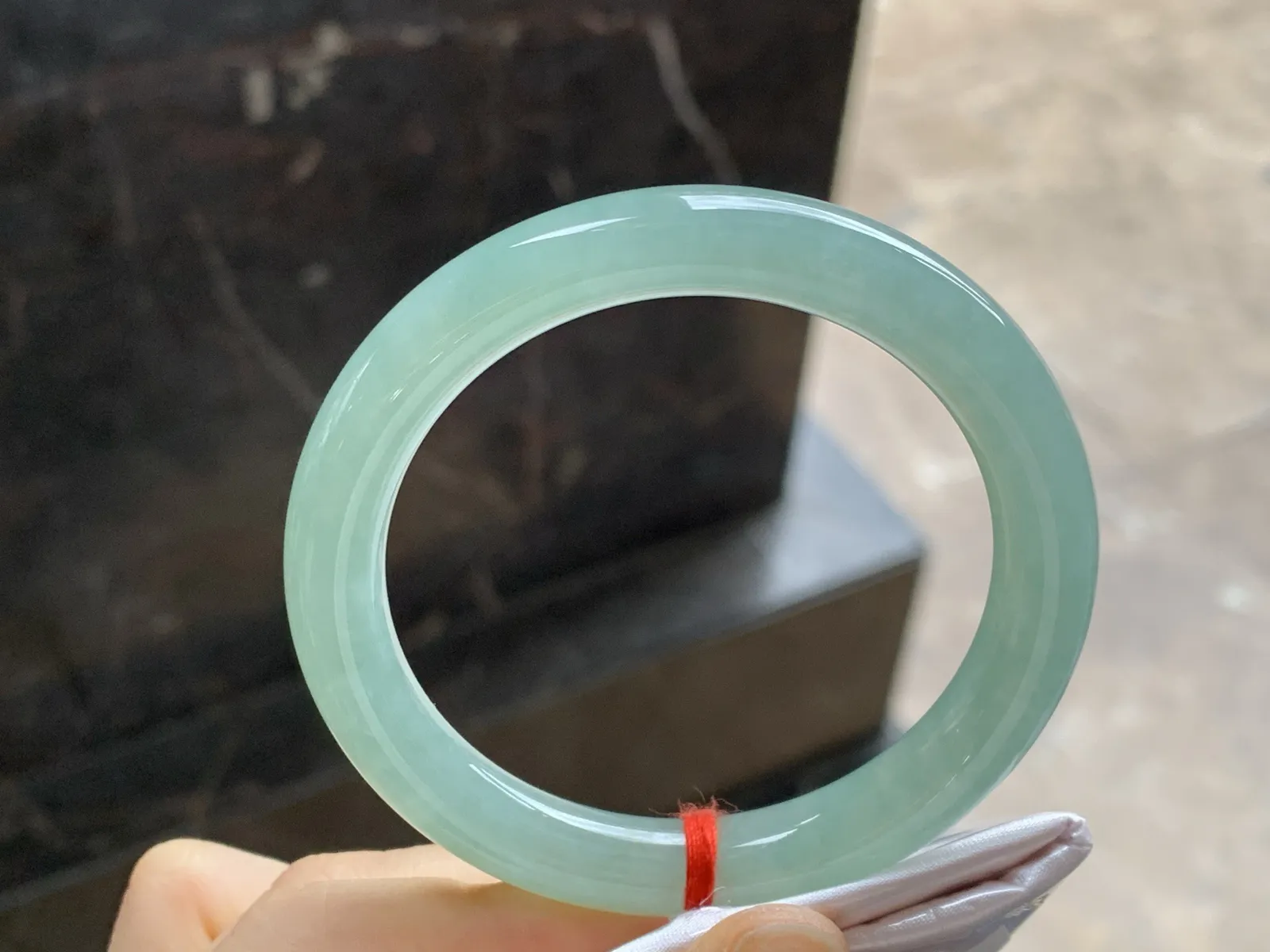晴绿圆条手镯
尺寸：53.4-9.1-9mm
水润十足～底色浓郁漂亮