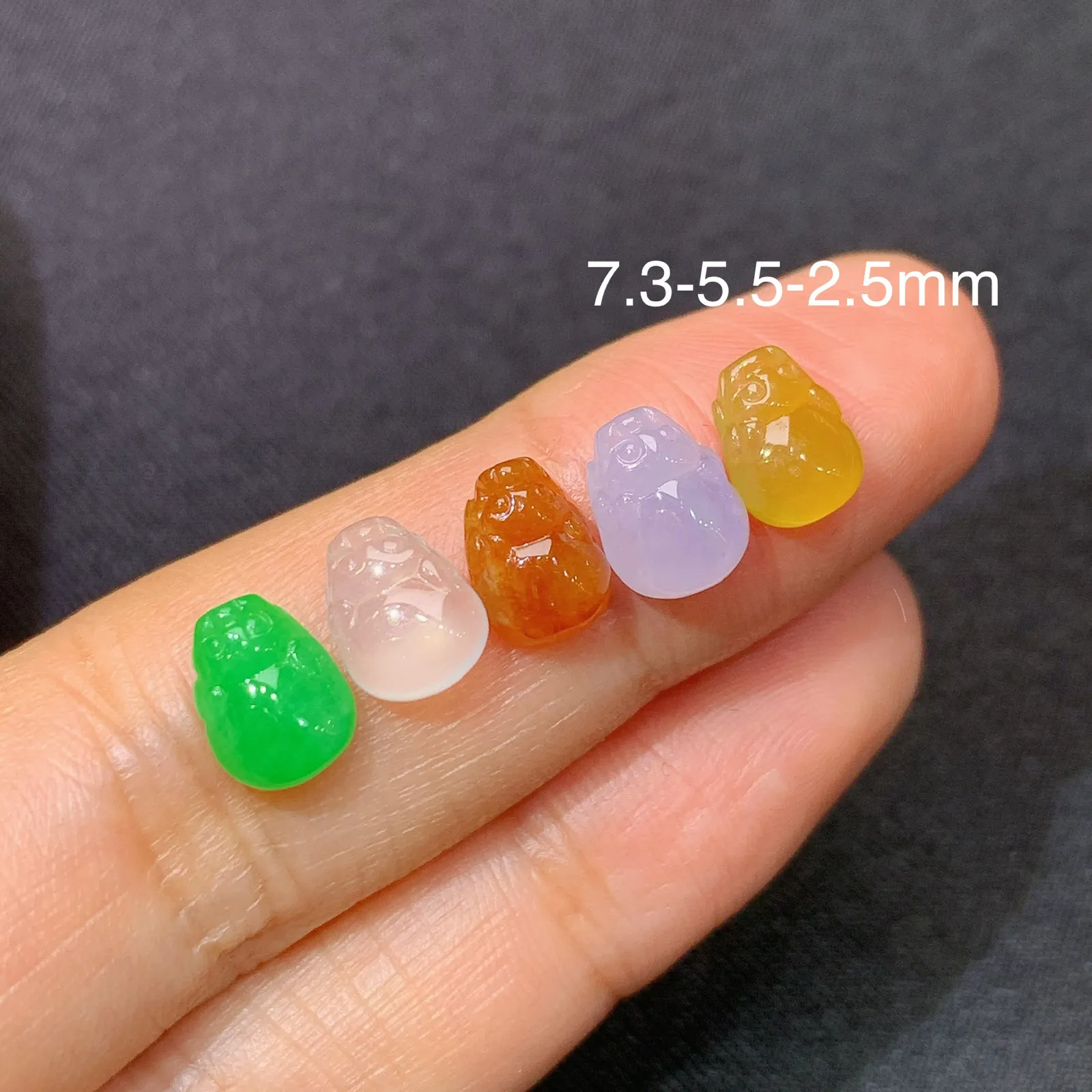 冰种多彩貔貅一手，镶嵌佳品，冰润鲜艳，玉质细腻，种水足 尺寸7.3*5.5*2.5