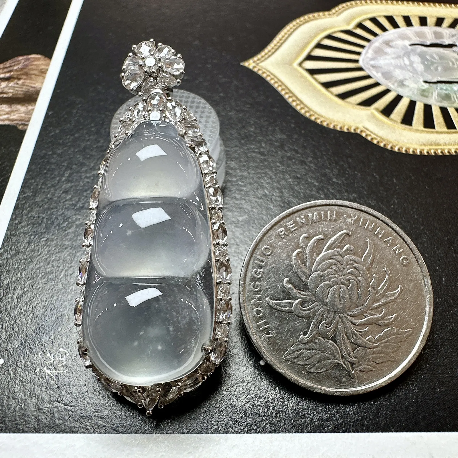 【冰种福豆吊坠】老坑雪花棉精品，起钢光，种地上乘，冰感十足，通透起光，饱满圆润，18k金钻镶嵌，裸石尺寸31.2*15*6.2毫米。