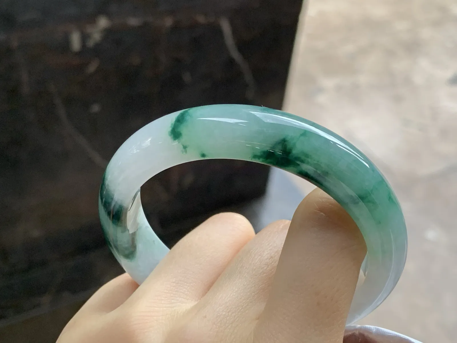 飘绿花手镯
尺寸：56.8-13-8.3mm
肉质细腻干净～飘花点缀