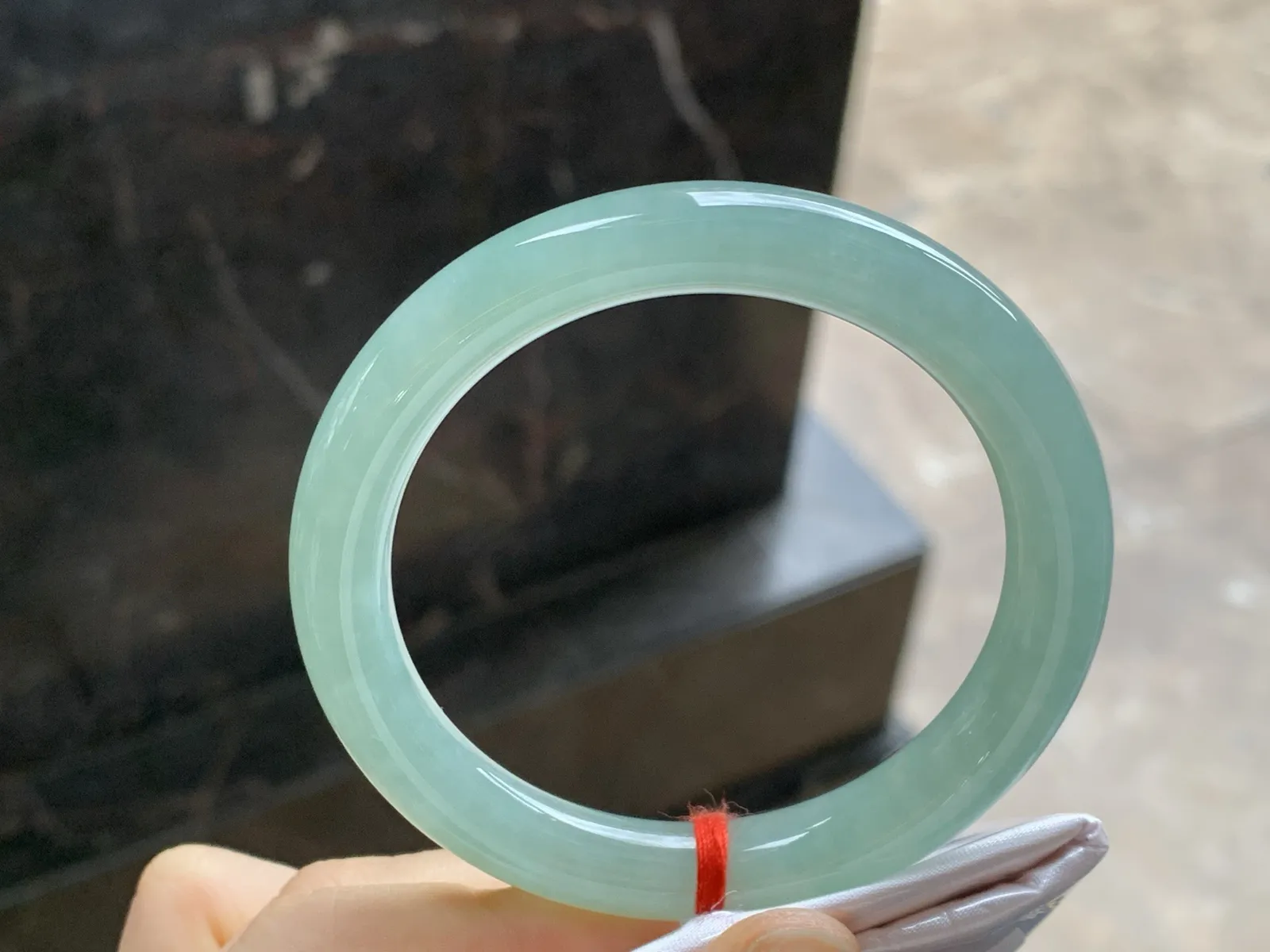 晴绿圆条手镯
尺寸：53.4-9.1-9mm
水润十足～底色浓郁漂亮