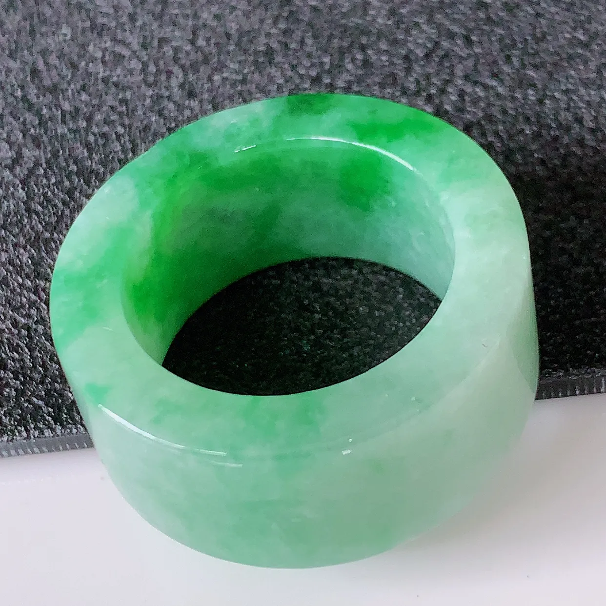 自然光实拍，20.6mm内径飘绿翡翠扳指，冰润指环，玉扳指，财源滚滚，玉质细腻起胶，25圈口，种水好