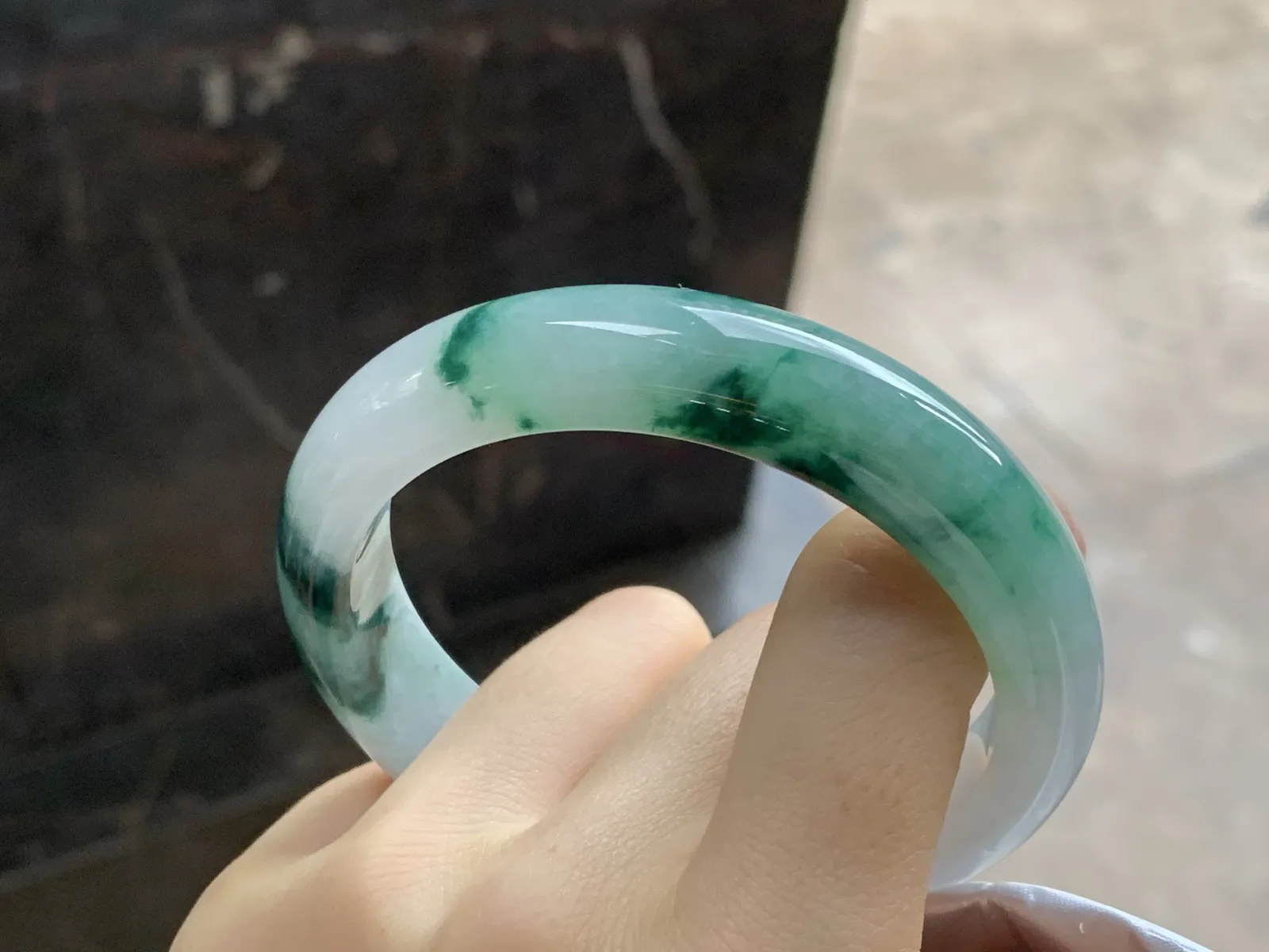 飘绿花手镯
尺寸：56.8-13-8.3mm
肉质细腻干净～飘花点缀