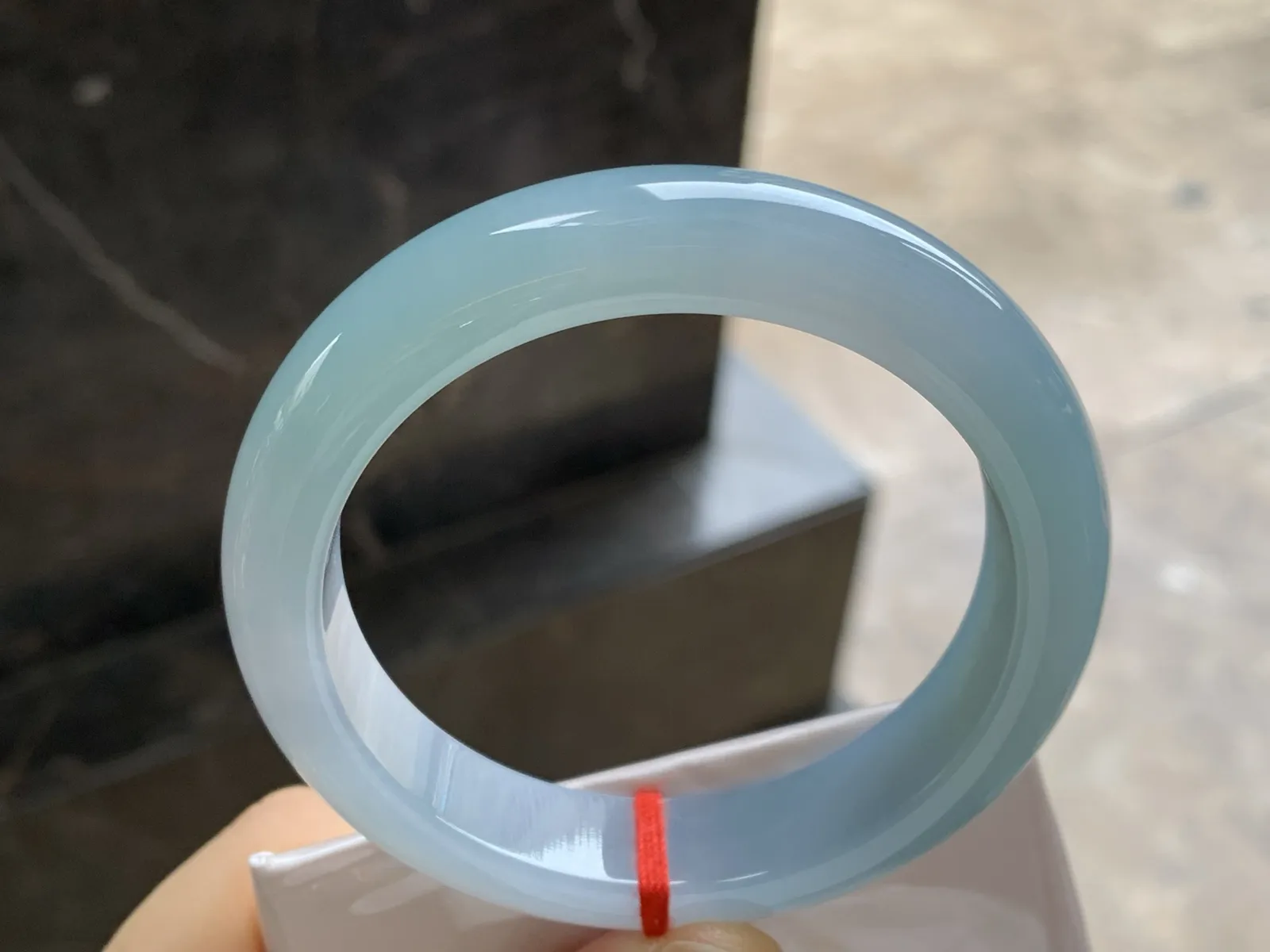 糯冰种蓝水手镯
尺寸：55.7-13-8.8mm
底子细腻干净～种好