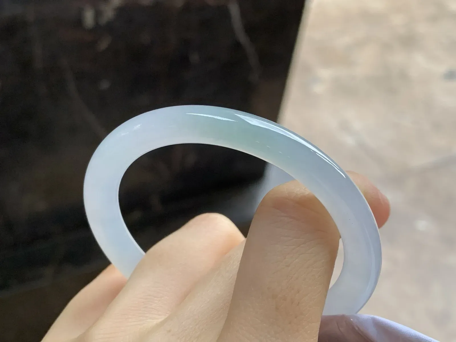 冰种圆条手镯
尺寸：52-7-7.7mm
种水好 小清新
