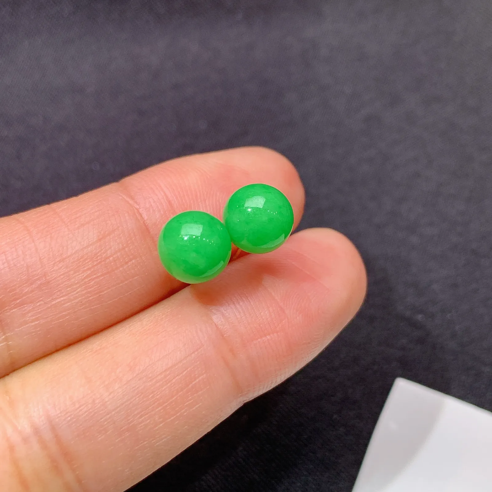 阳绿圆珠耳钉，18k金镶嵌，简约时尚，冰润色阳，种水足 直径7.2