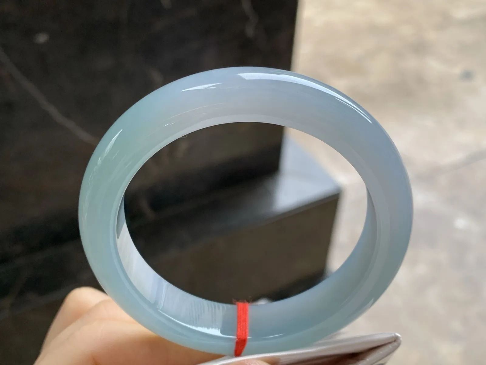 糯冰种蓝水手镯
尺寸：55.7-13-8.8mm
底子细腻干净～种好