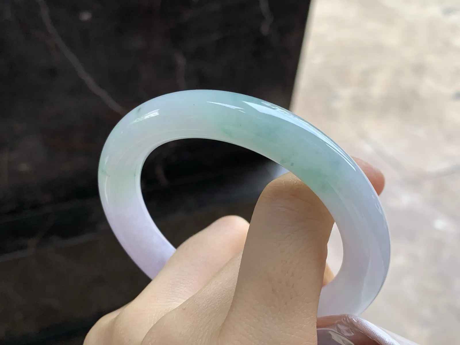 细糯种淡春彩圆条手镯
尺寸：56-10.8mm
肉质细腻干净～小清新