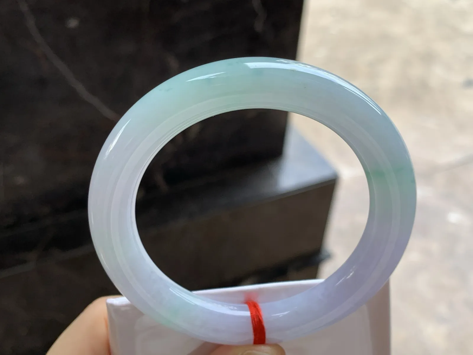 细糯种淡春彩圆条手镯
尺寸：56-10.8mm
肉质细腻干净～小清新