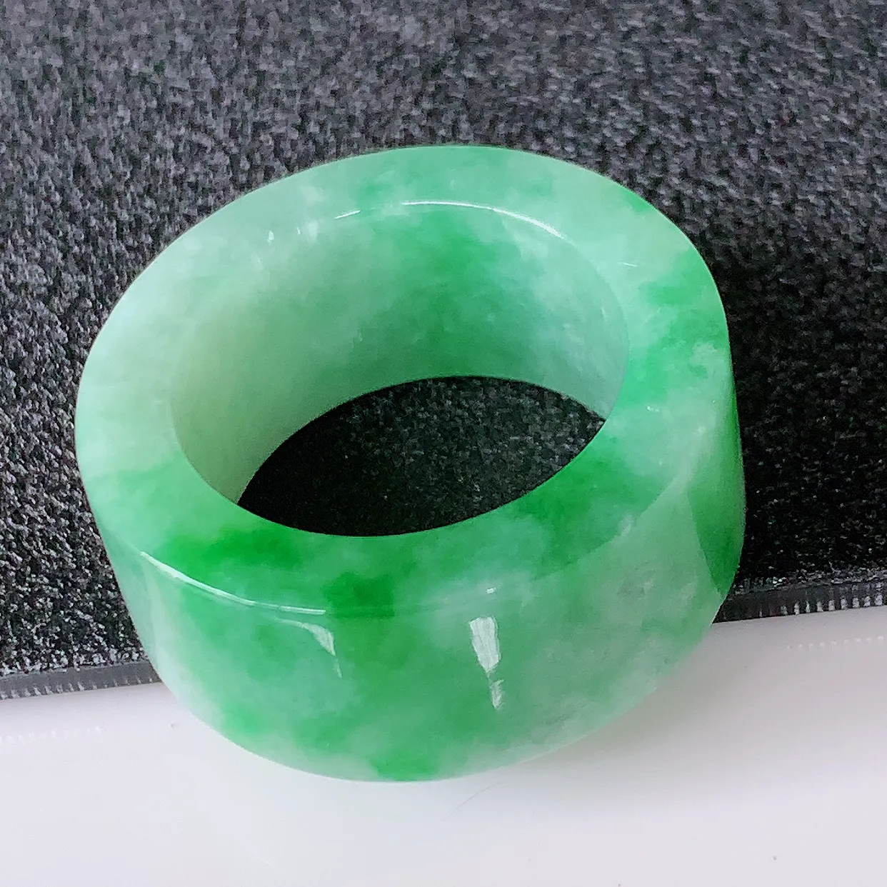 自然光实拍，20.6mm内径飘绿翡翠扳指，冰润指环，玉扳指，财源滚滚，玉质细腻起胶，25圈口，种水好！#05.28尺寸20.6-12-4.5mm