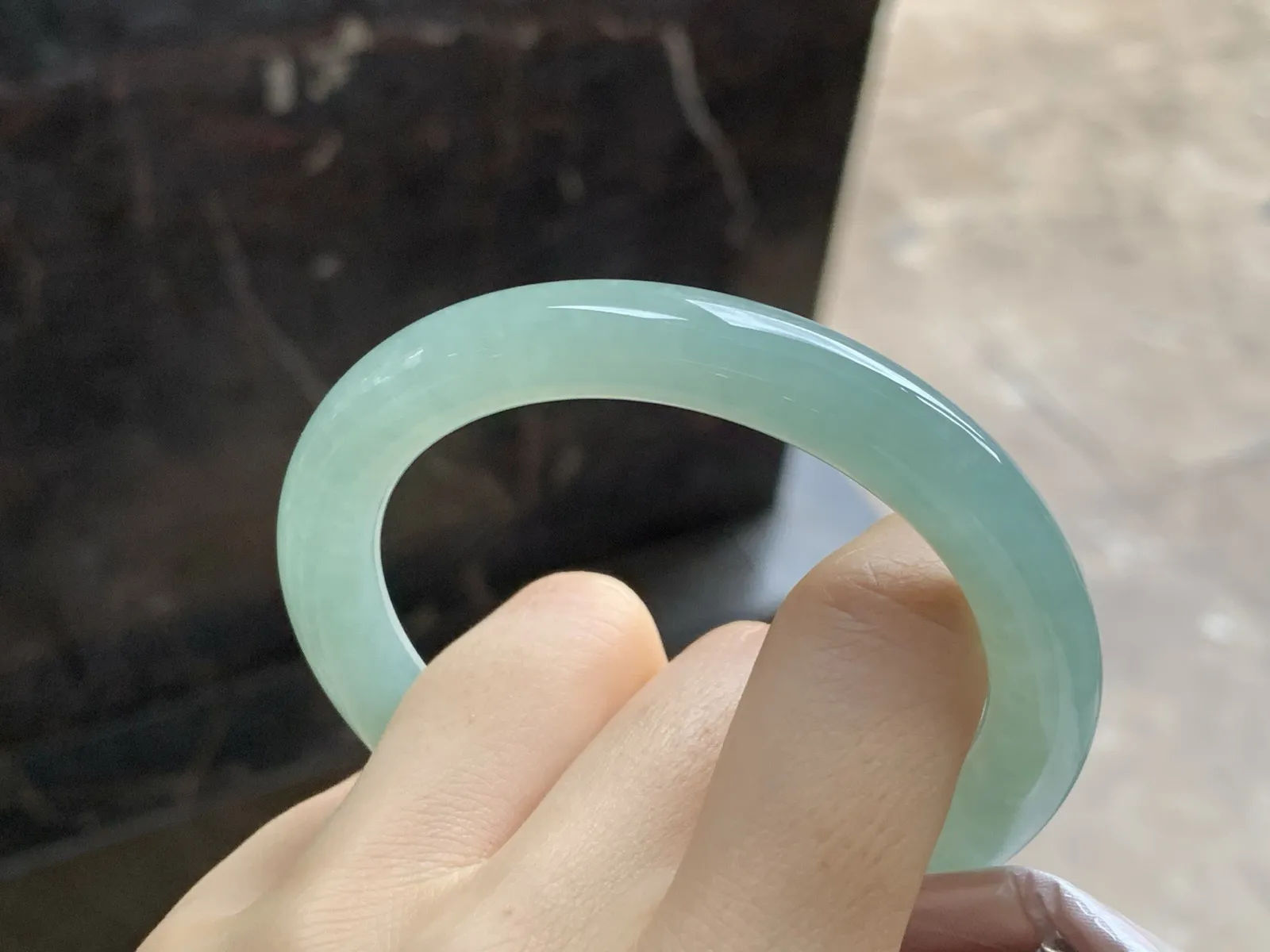 晴绿圆条手镯
尺寸：53.4-9.1-9mm
水润十足～底色浓郁漂亮