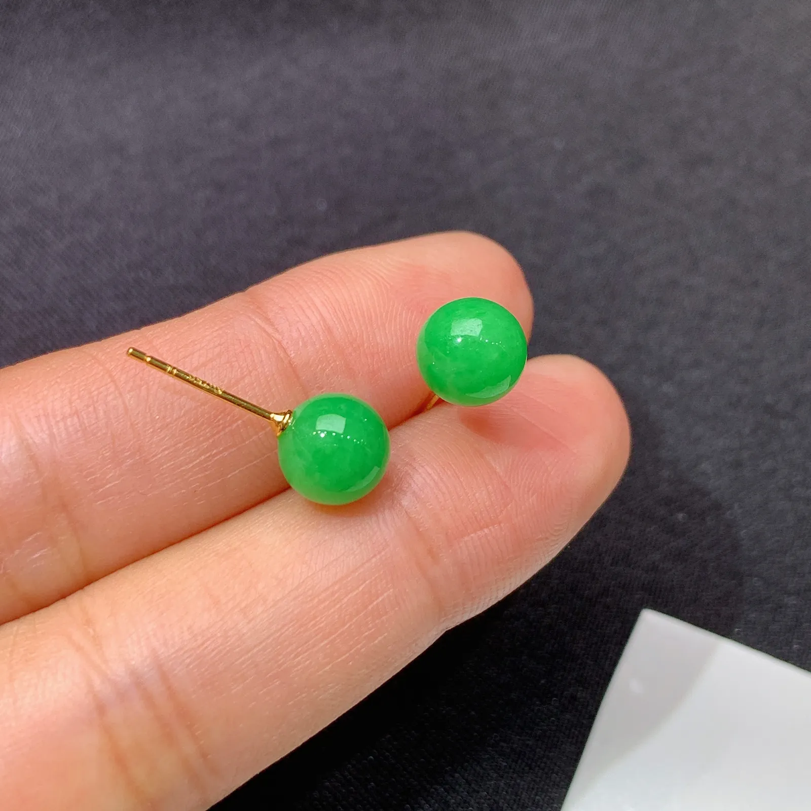 阳绿圆珠耳钉，18k金镶嵌，简约时尚，冰润色阳，种水足 直径7.2