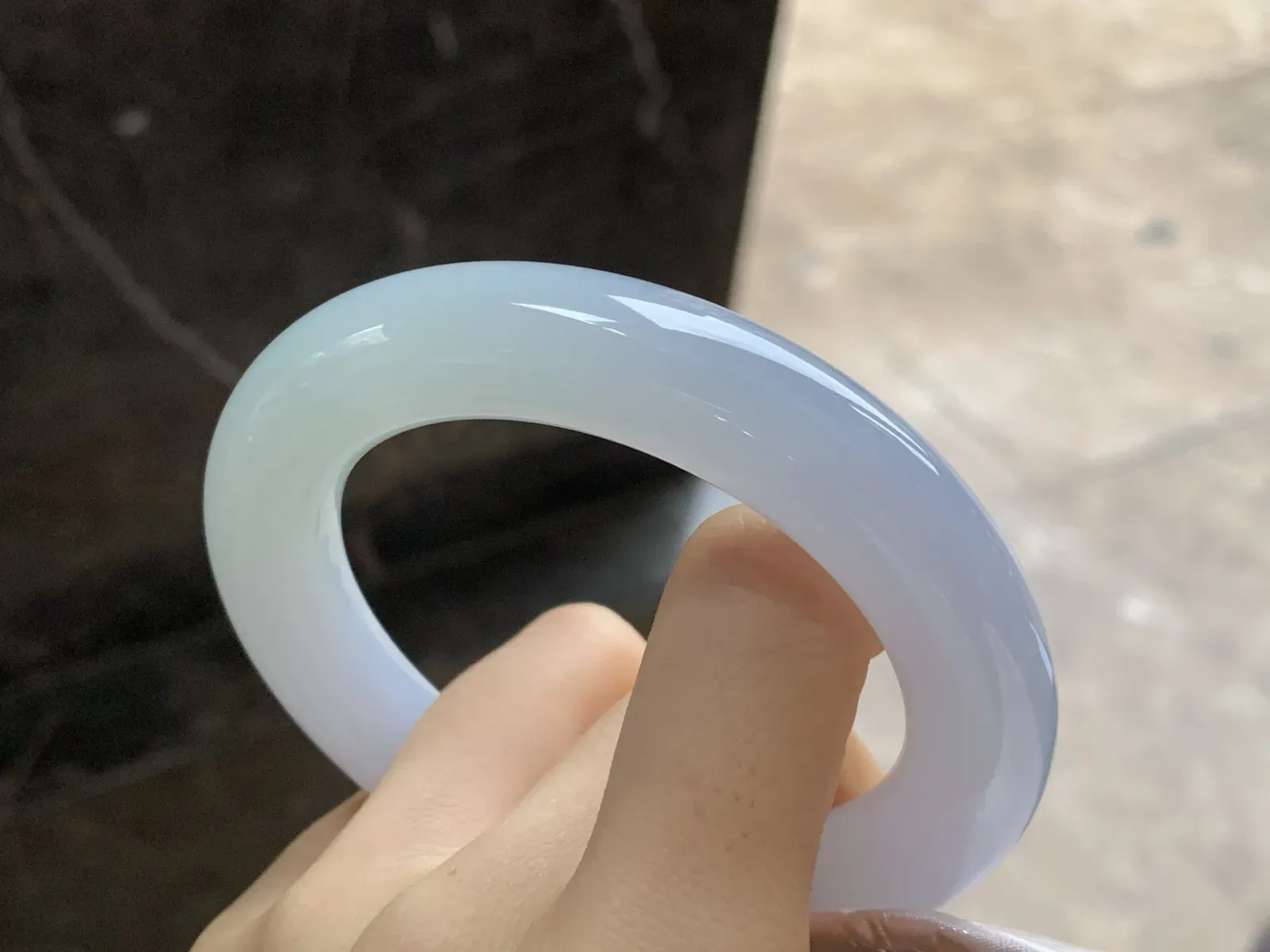 细糯圆条手镯
尺寸：57-12.6mm
种水好 肉质细腻干净