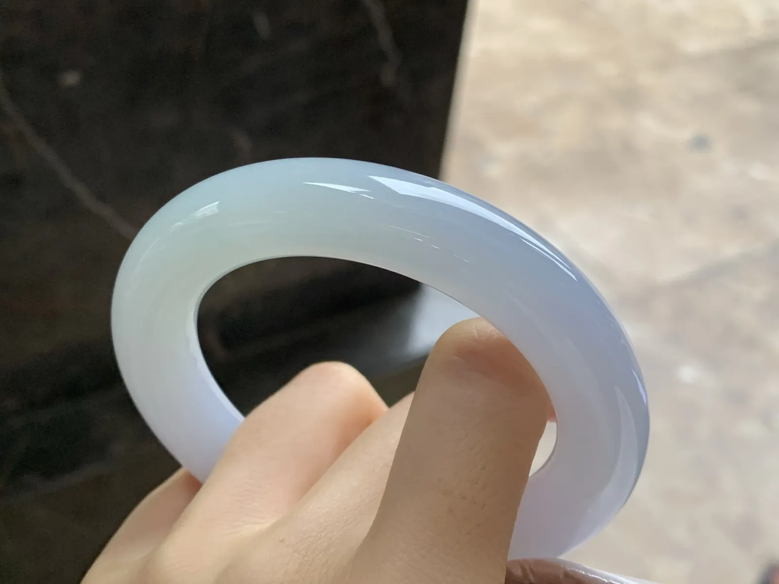 细糯圆条手镯
尺寸：57-12.6mm
种水好 肉质细腻干净