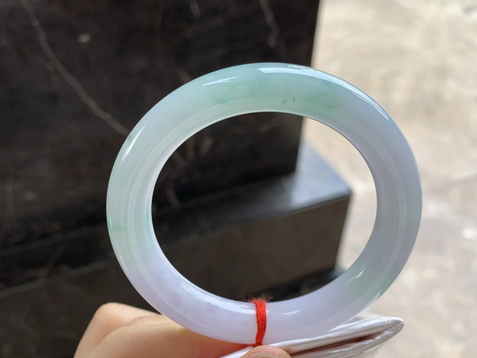 细糯种淡春彩圆条手镯
尺寸：56-10.8mm
肉质细腻干净～小清新