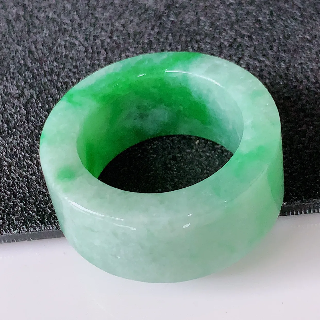 自然光实拍，20.6mm内径飘绿翡翠扳指，冰润指环，玉扳指，财源滚滚，玉质细腻起胶，25圈口，种水好！#05.28尺寸20.6-12-4.5mm