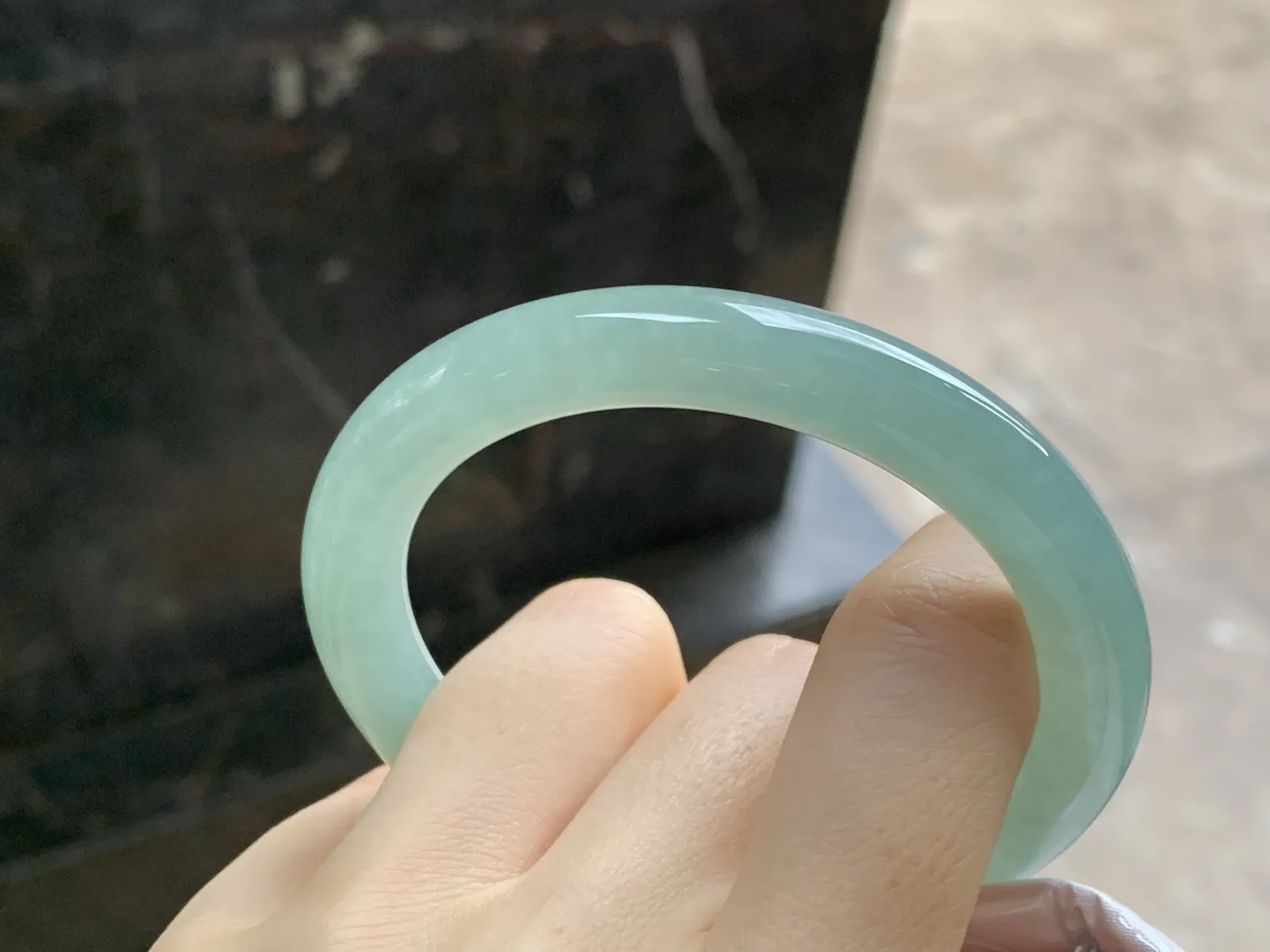 晴绿圆条手镯
尺寸：53.4-9.1-9mm
水润十足～底色浓郁漂亮
