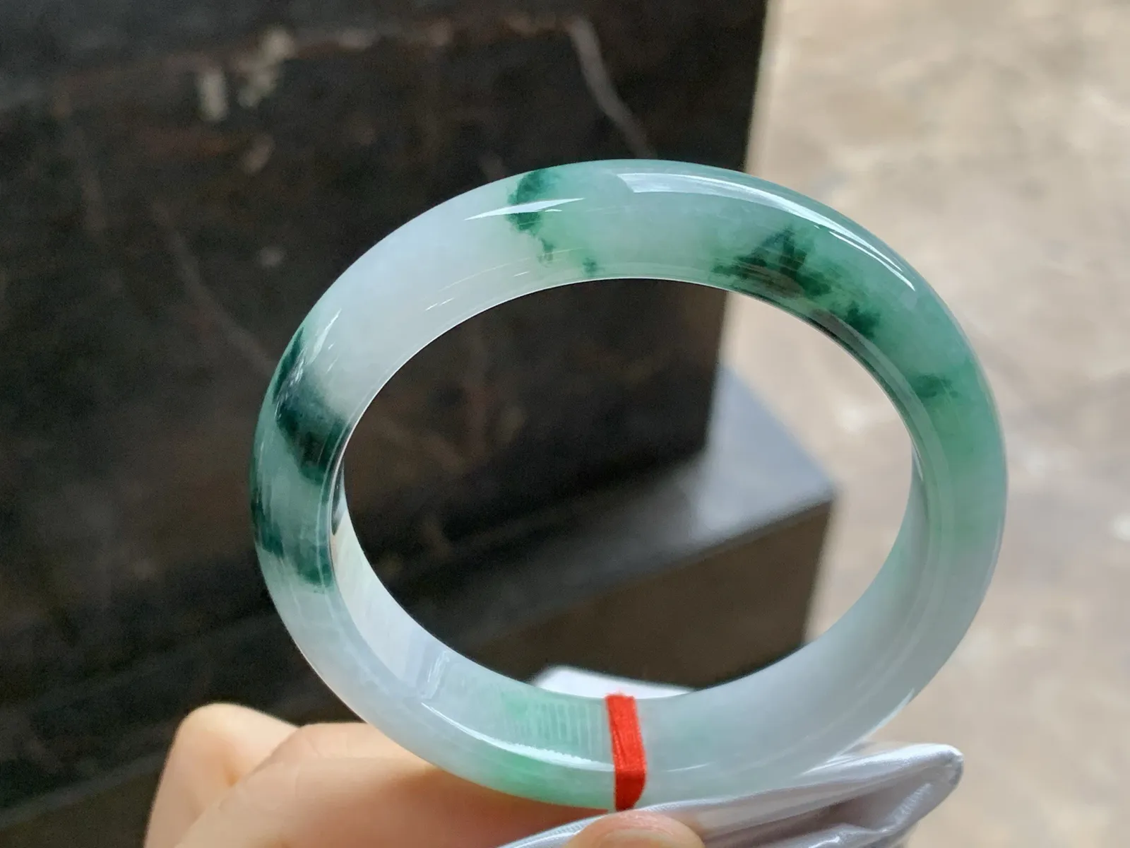 飘绿花手镯
尺寸：56.8-13-8.3mm
肉质细腻干净～飘花点缀