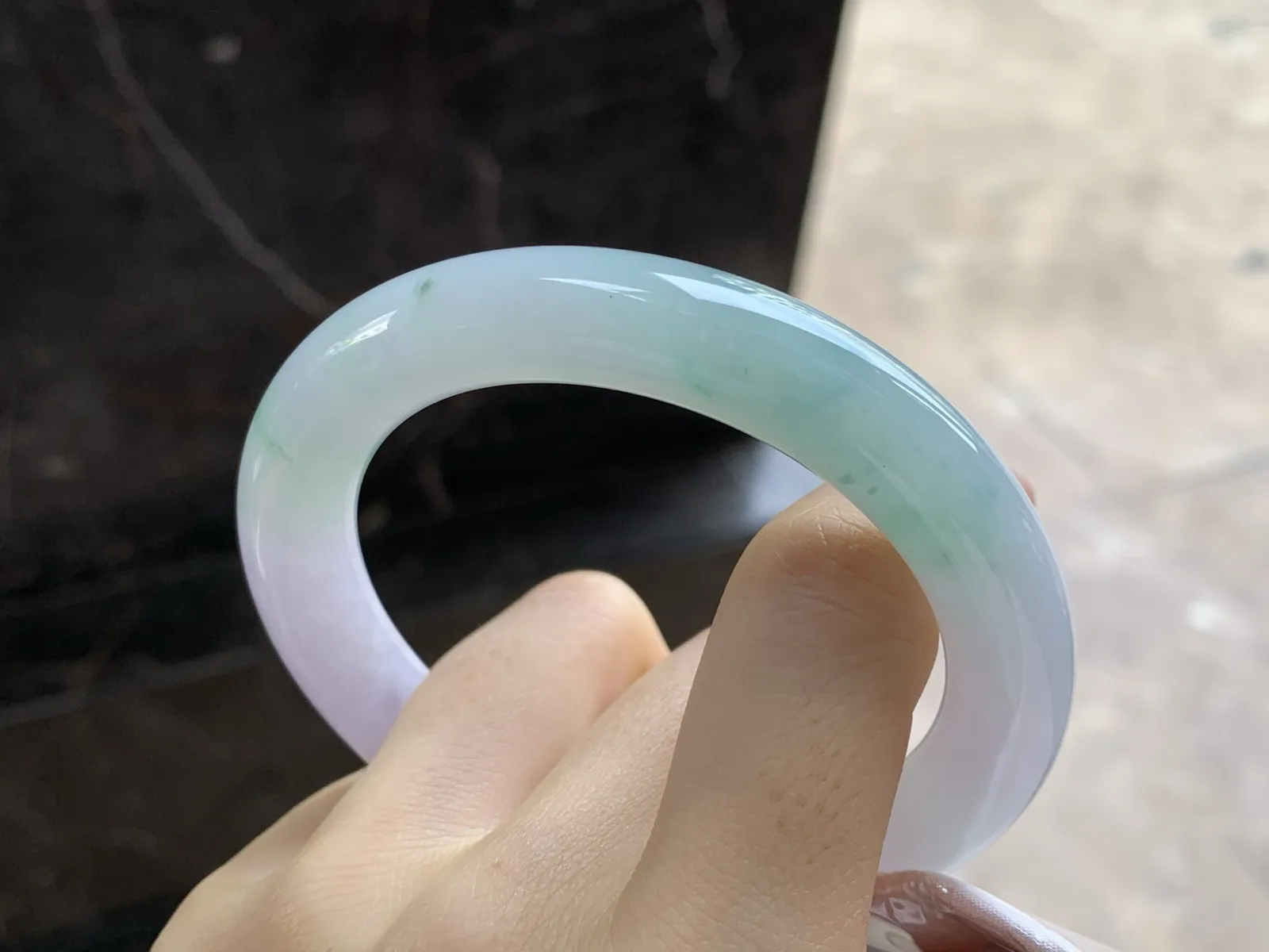 细糯种淡春彩圆条手镯
尺寸：56-10.8mm
肉质细腻干净～小清新