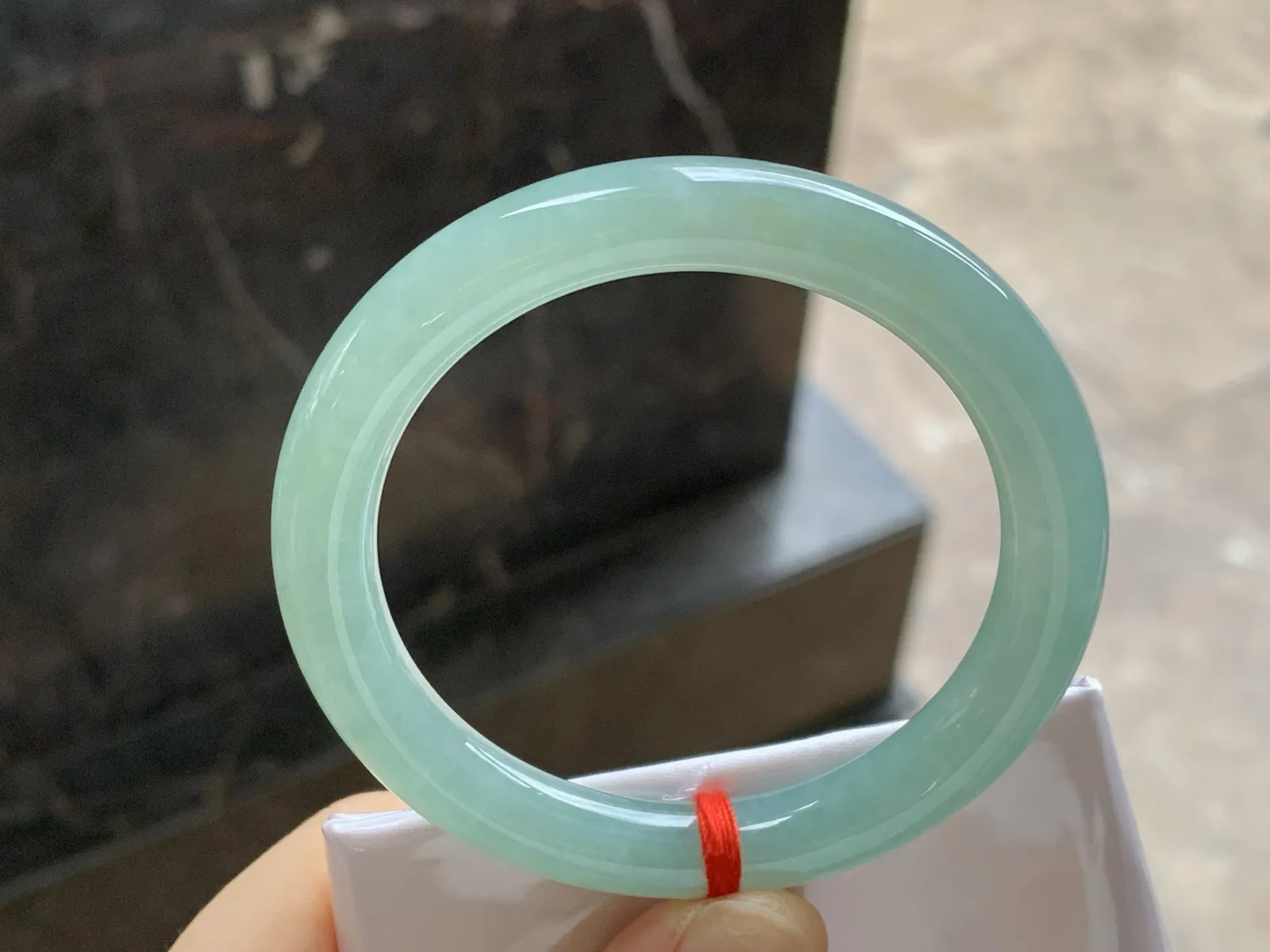 晴绿圆条手镯
尺寸：53.4-9.1-9mm
水润十足～底色浓郁漂亮