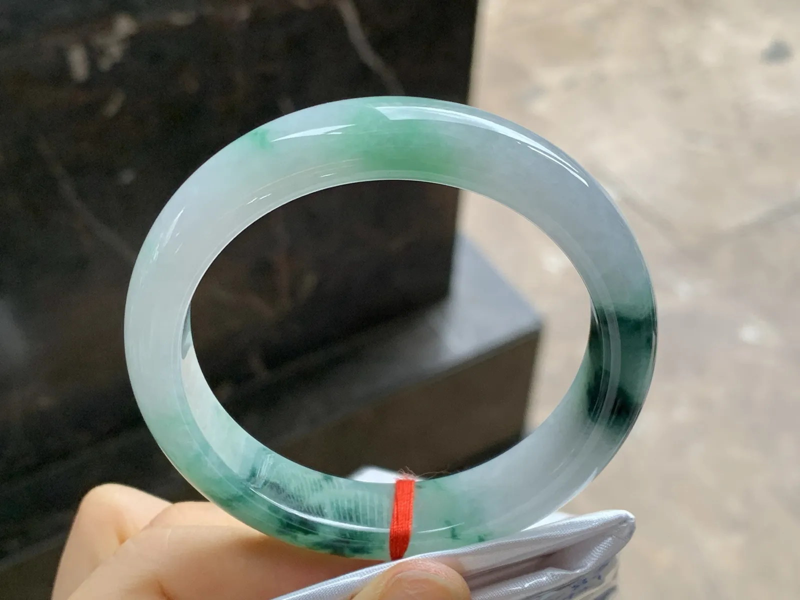 飘绿花手镯
尺寸：56.8-13-8.3mm
肉质细腻干净～飘花点缀