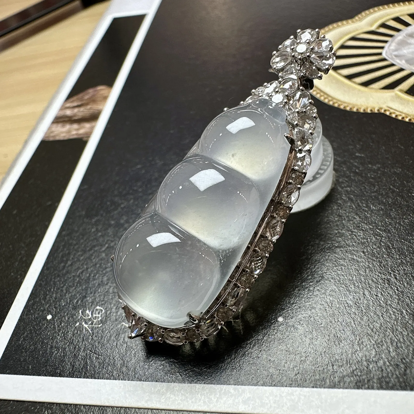 【冰种福豆吊坠】老坑雪花棉精品，起钢光，种地上乘，冰感十足，通透起光，饱满圆润，18k金钻镶嵌，裸石尺寸31.2*15*6.2毫米。