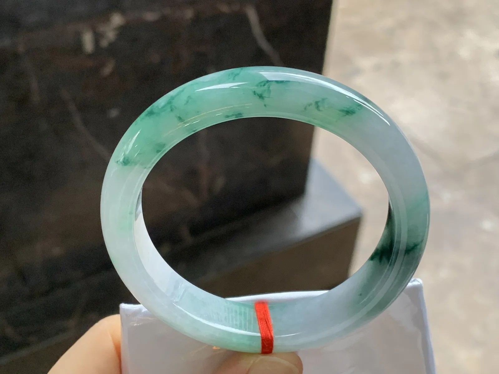 飘绿花手镯
尺寸：56.8-13-8.3mm
肉质细腻干净～飘花点缀