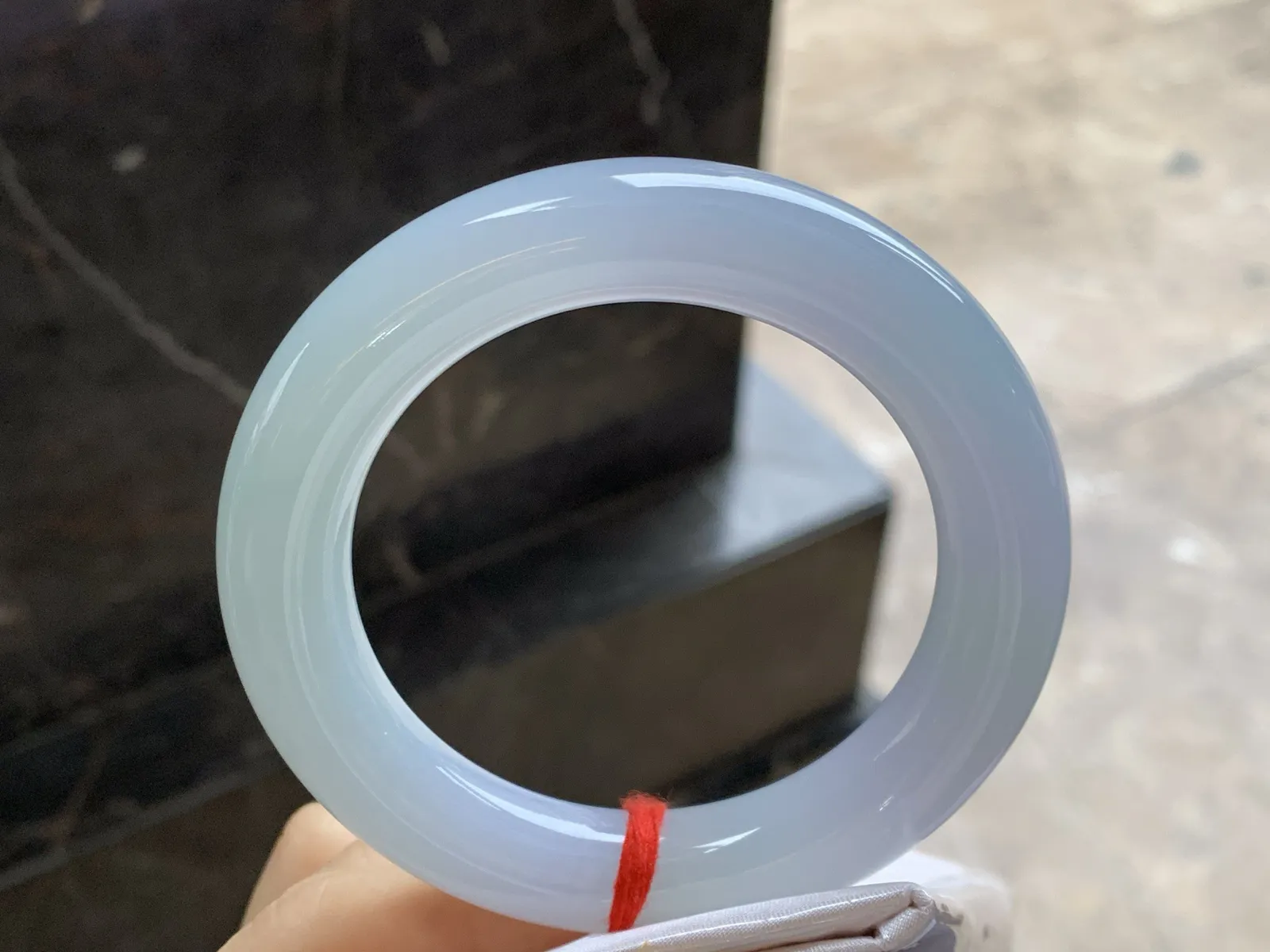 细糯圆条手镯
尺寸：57-12.6mm
种水好 肉质细腻干净