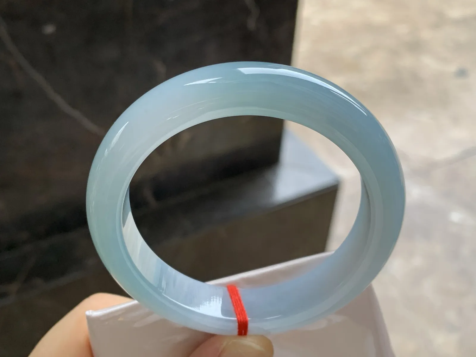糯冰种蓝水手镯
尺寸：55.7-13-8.8mm
底子细腻干净～种好
