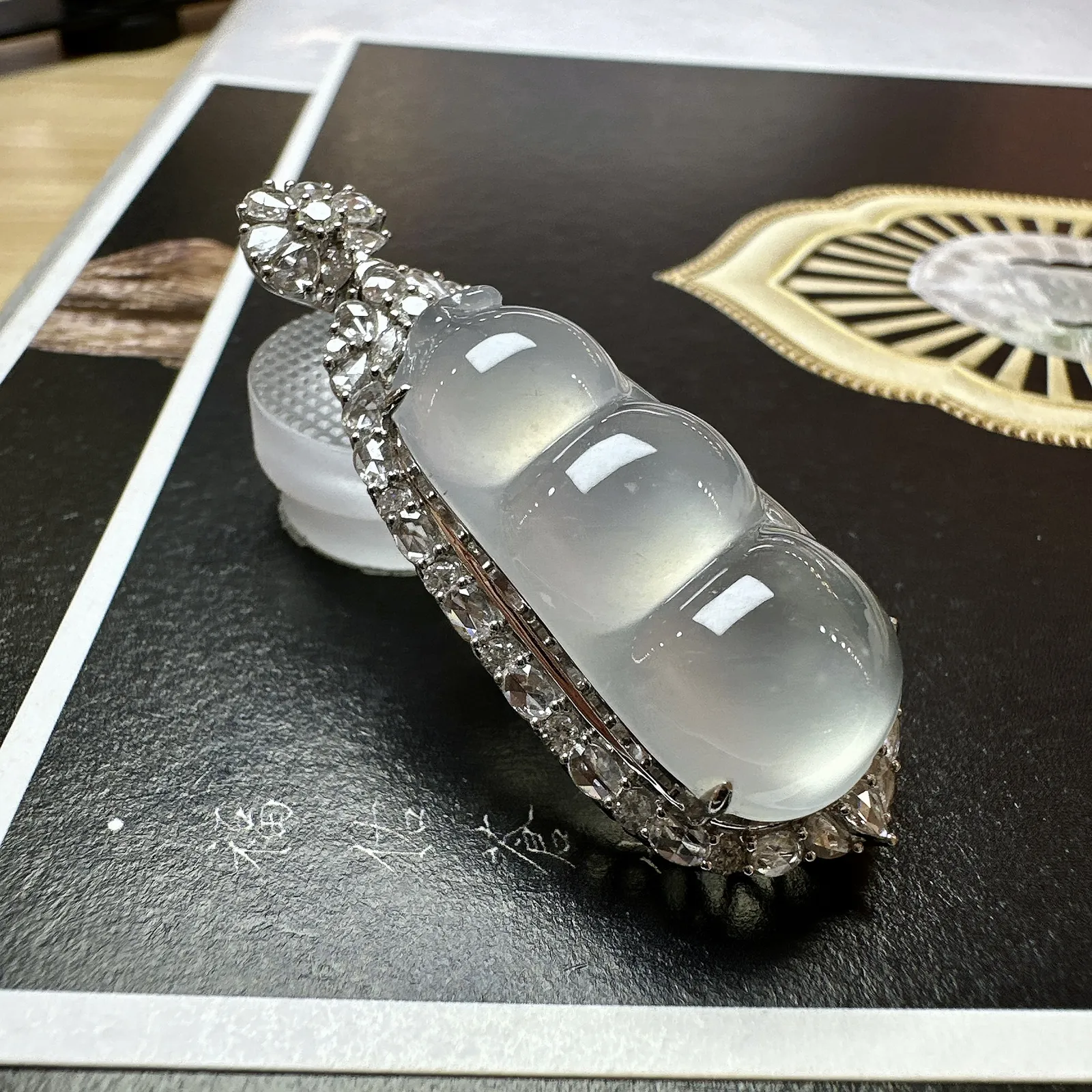 【冰种福豆吊坠】老坑雪花棉精品，起钢光，种地上乘，冰感十足，通透起光，饱满圆润，18k金钻镶嵌，裸石尺寸31.2*15*6.2毫米。