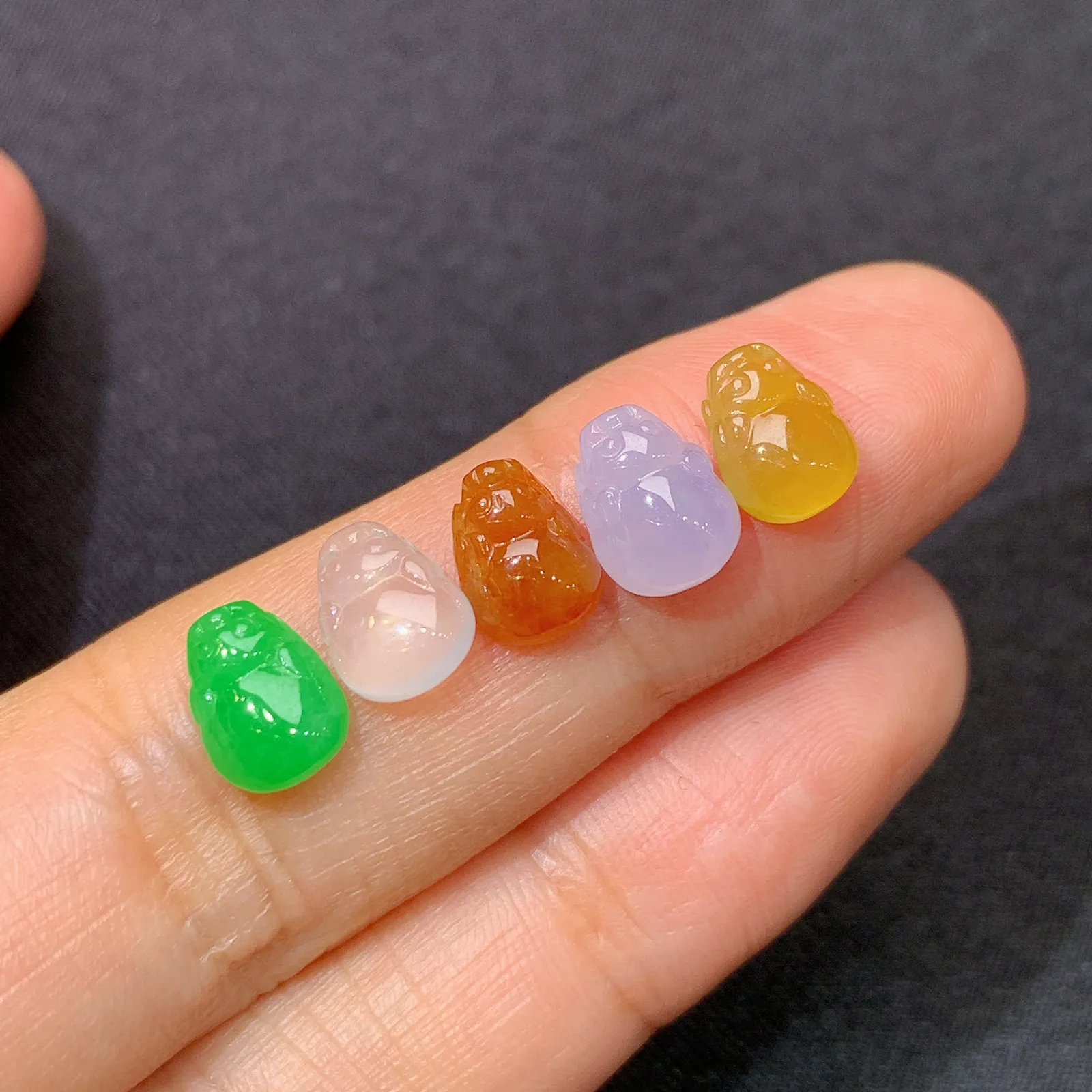 冰种多彩貔貅一手，镶嵌佳品，冰润鲜艳，玉质细腻，种水足 尺寸7.3*5.5*2.5