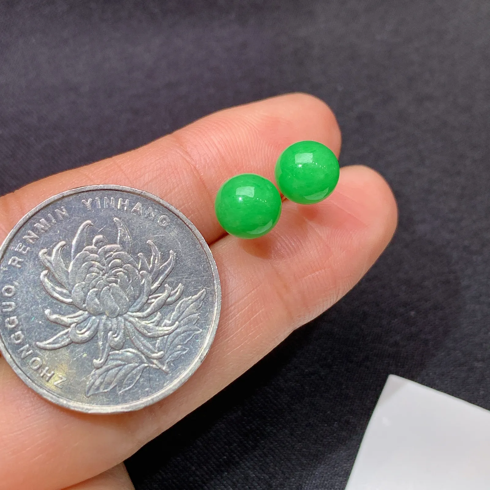阳绿圆珠耳钉，18k金镶嵌，简约时尚，冰润色阳，种水足 直径7.2