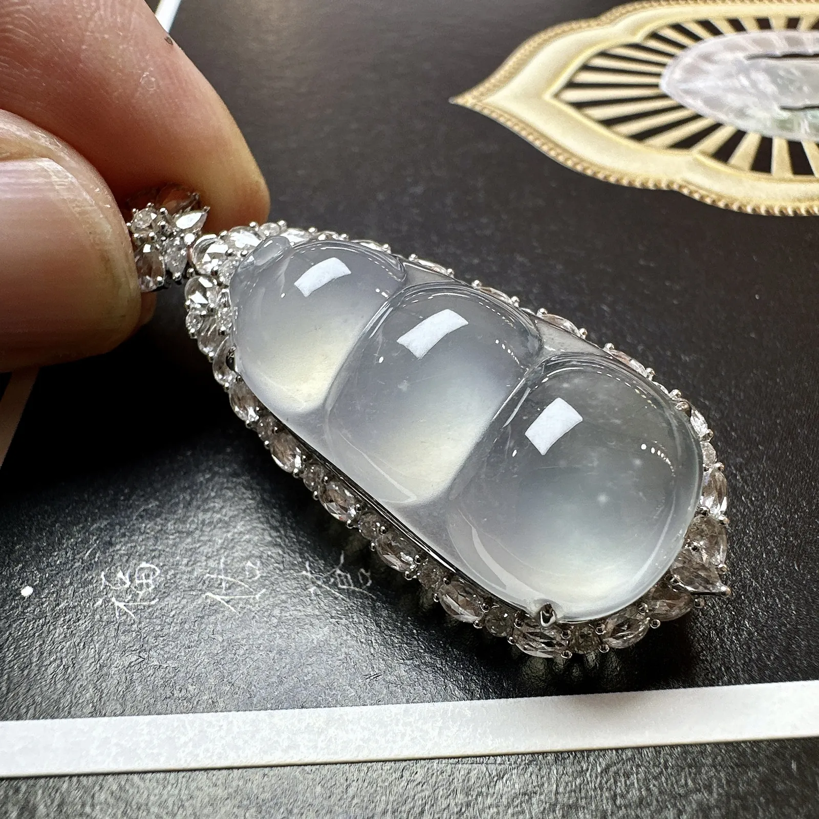 【冰种福豆吊坠】老坑雪花棉精品，起钢光，种地上乘，冰感十足，通透起光，饱满圆润，18k金钻镶嵌，裸石尺寸31.2*15*6.2毫米。