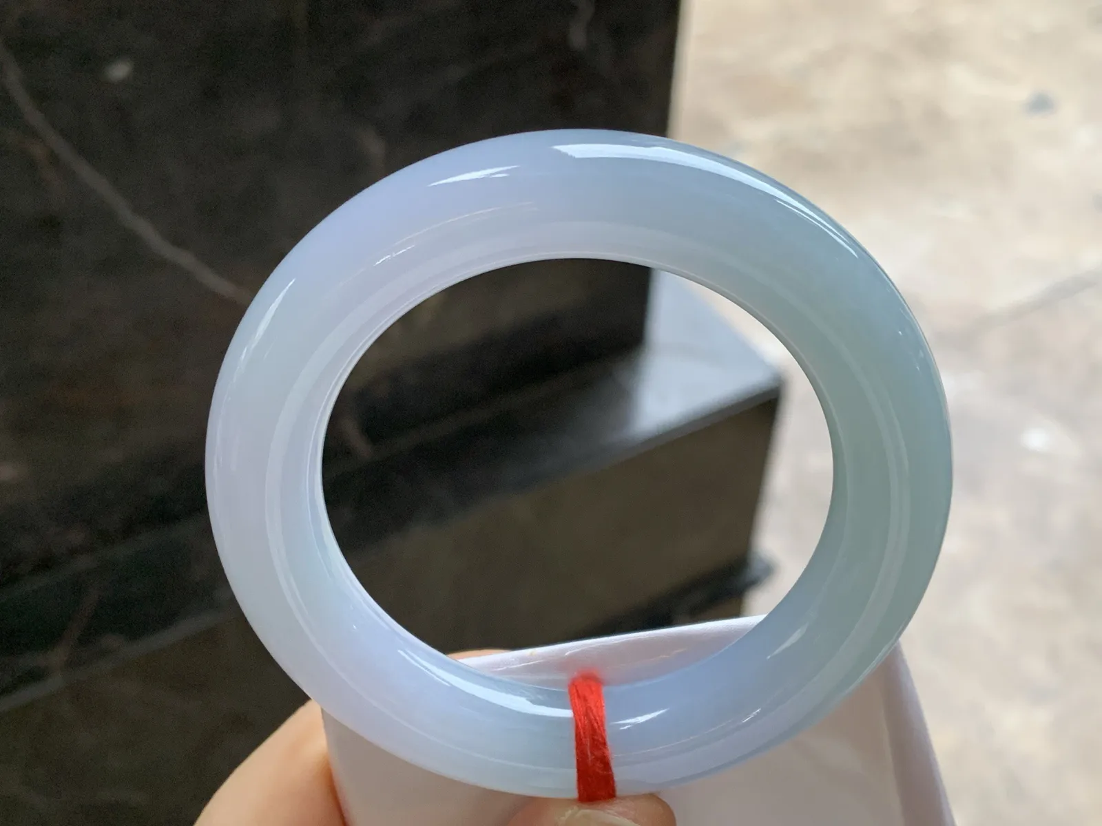 细糯圆条手镯
尺寸：57-12.6mm
种水好 肉质细腻干净