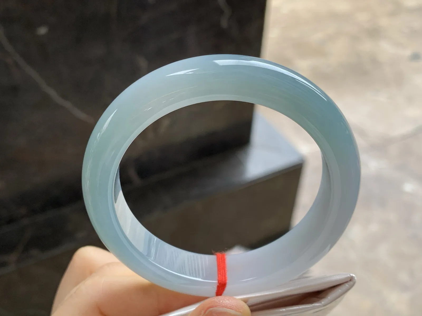 糯冰种蓝水手镯
尺寸：55.7-13-8.8mm
底子细腻干净～种好