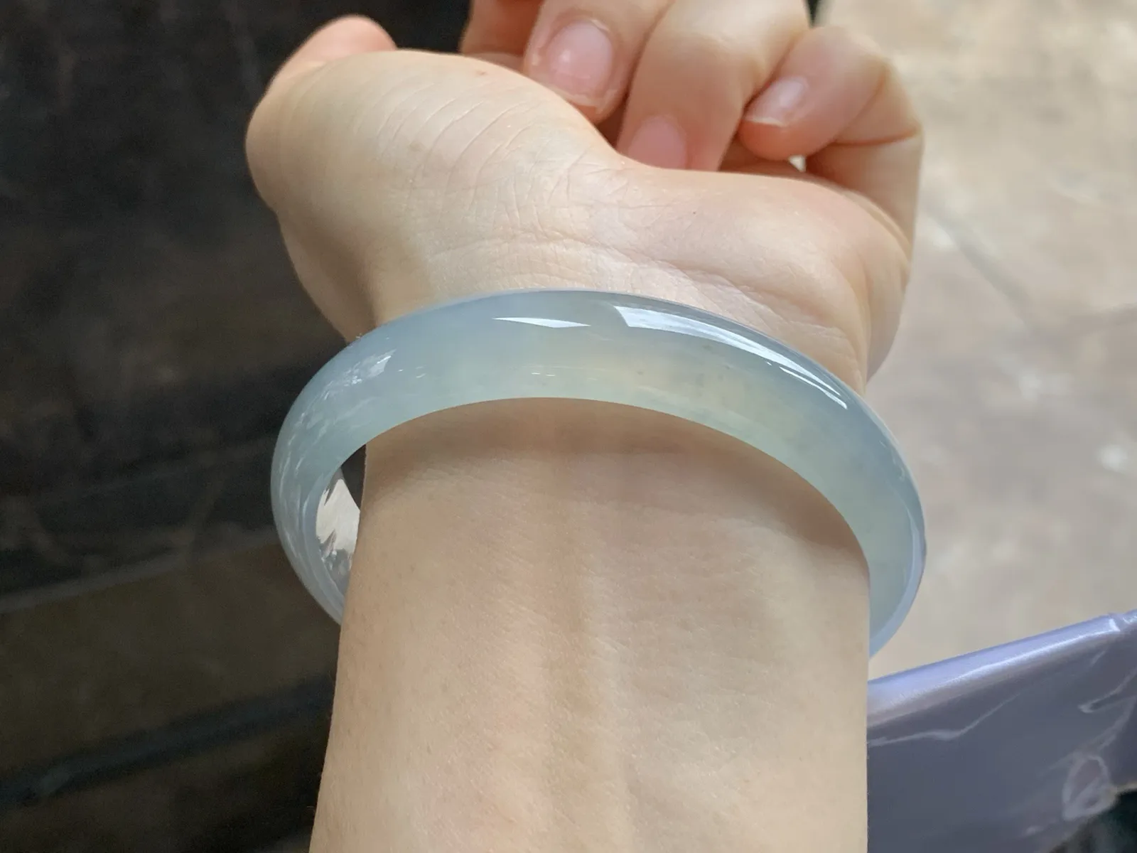 冰种手镯
尺寸：57.8-12.4-6.5mm
种水好 干净清秀