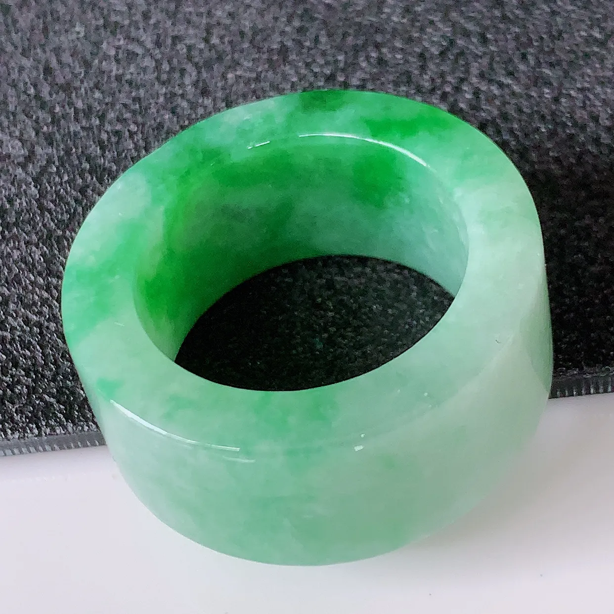 自然光实拍，20.6mm内径飘绿翡翠扳指，冰润指环，玉扳指，财源滚滚，玉质细腻起胶，25圈口，种水好！#05.28尺寸20.6-12-4.5mm