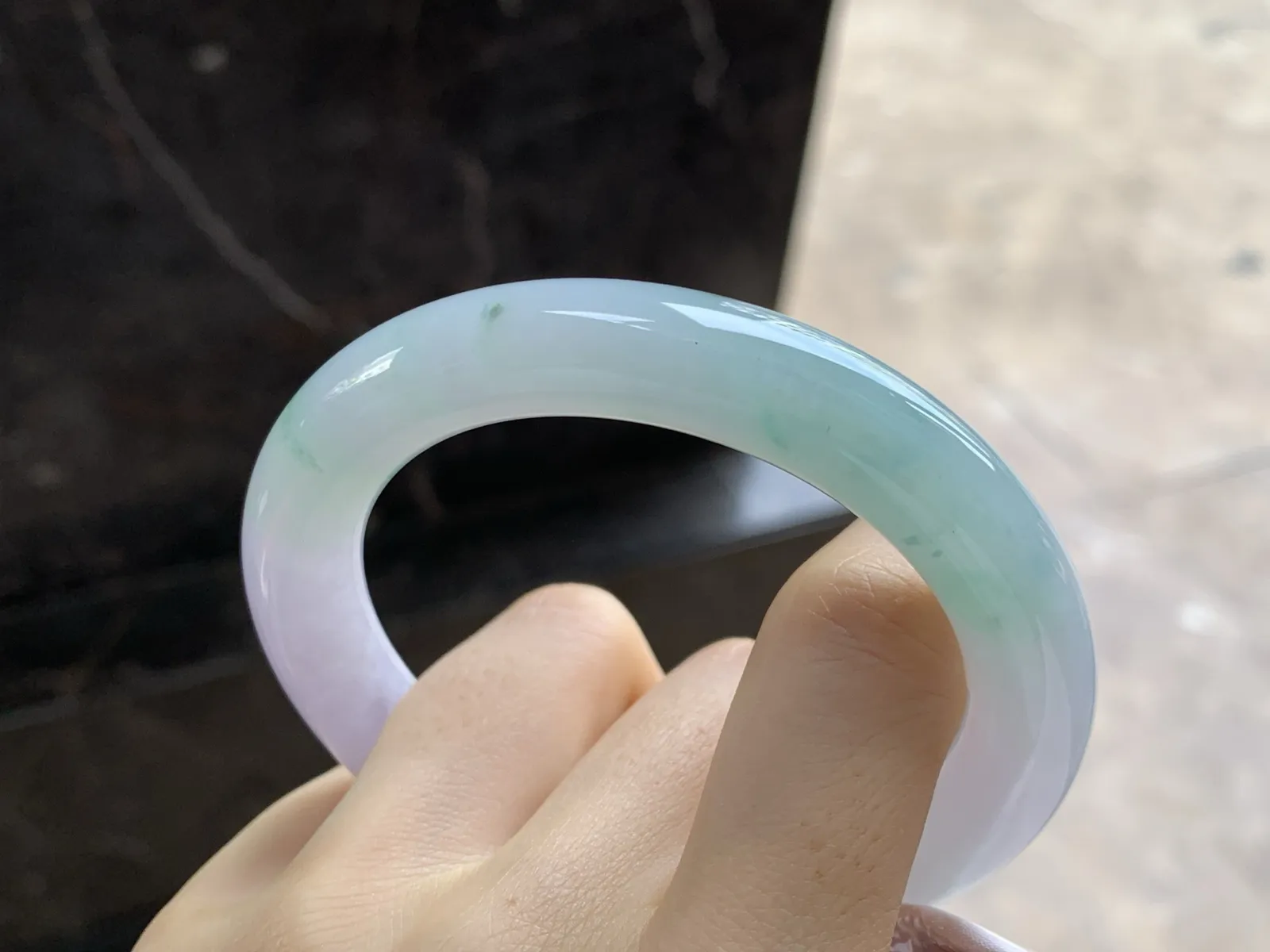细糯种淡春彩圆条手镯
尺寸：56-10.8mm
肉质细腻干净～小清新